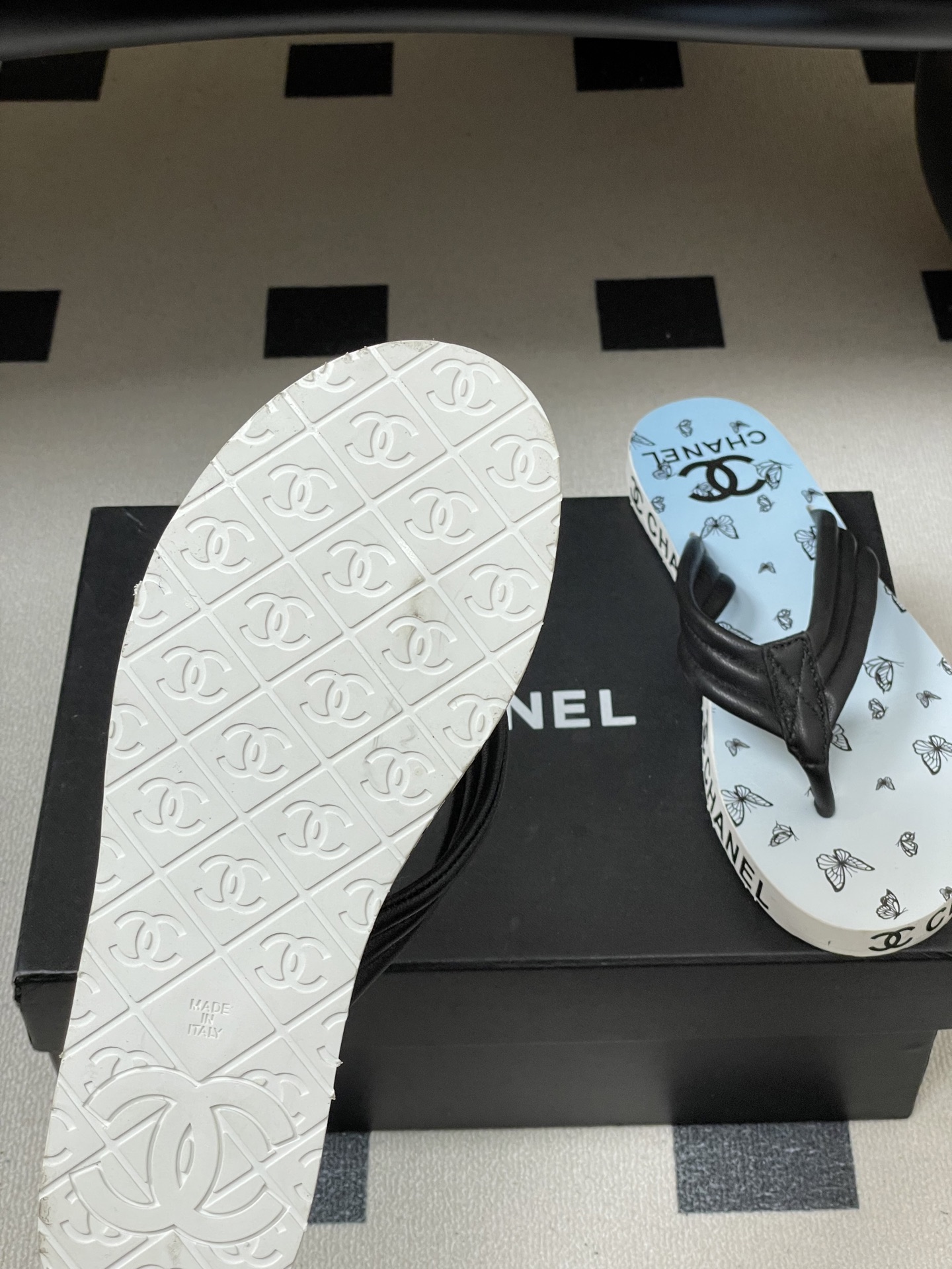 春夏新款Chanel小香夹脚人字拖鞋 经典字母双 C 涂鸦果冻沙滩鞋系列夏日总需要一双自带氛围感的拖鞋，