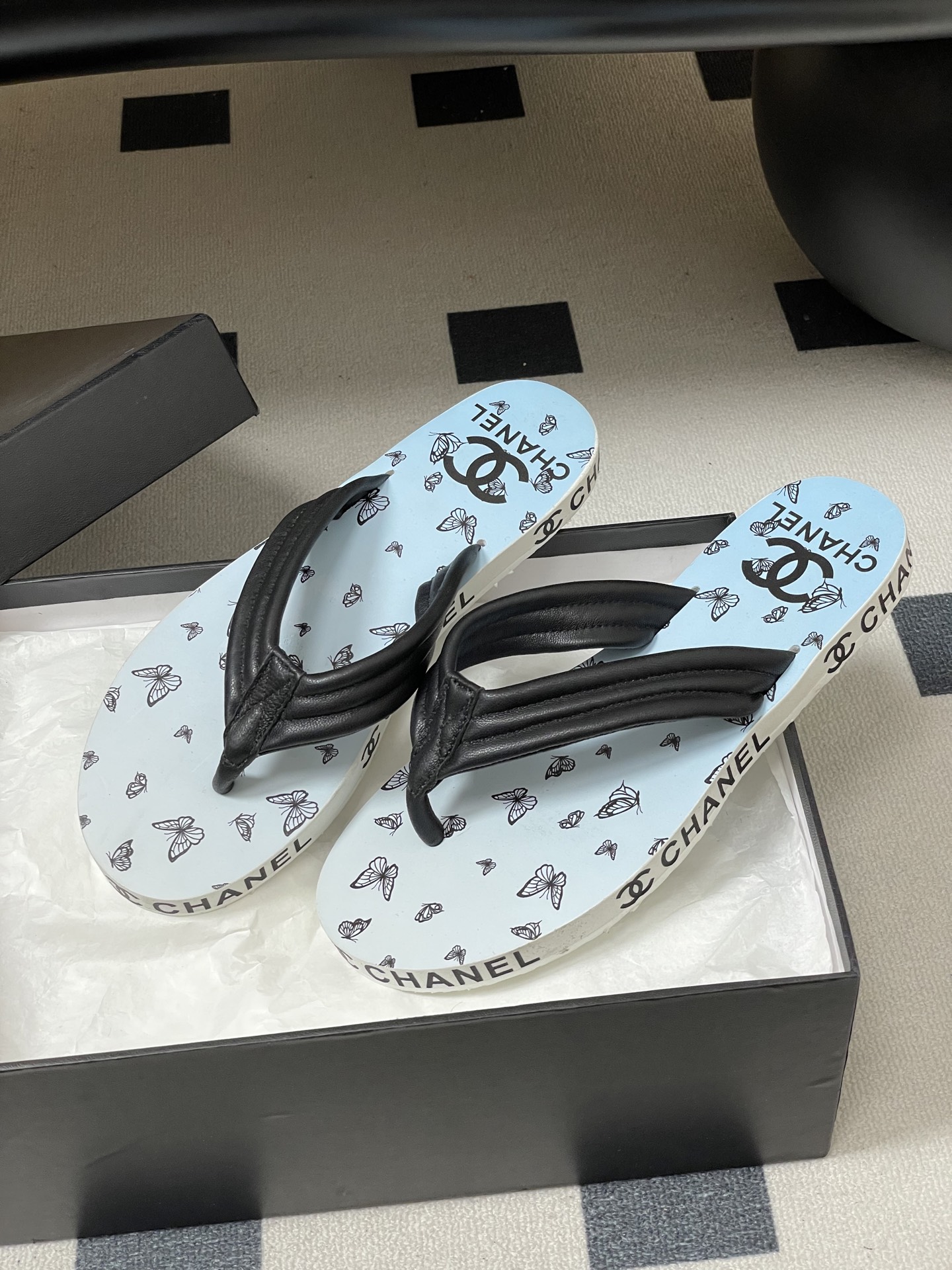 春夏新款Chanel小香夹脚人字拖鞋 经典字母双 C 涂鸦果冻沙滩鞋系列夏日总需要一双自带氛围感的拖鞋，