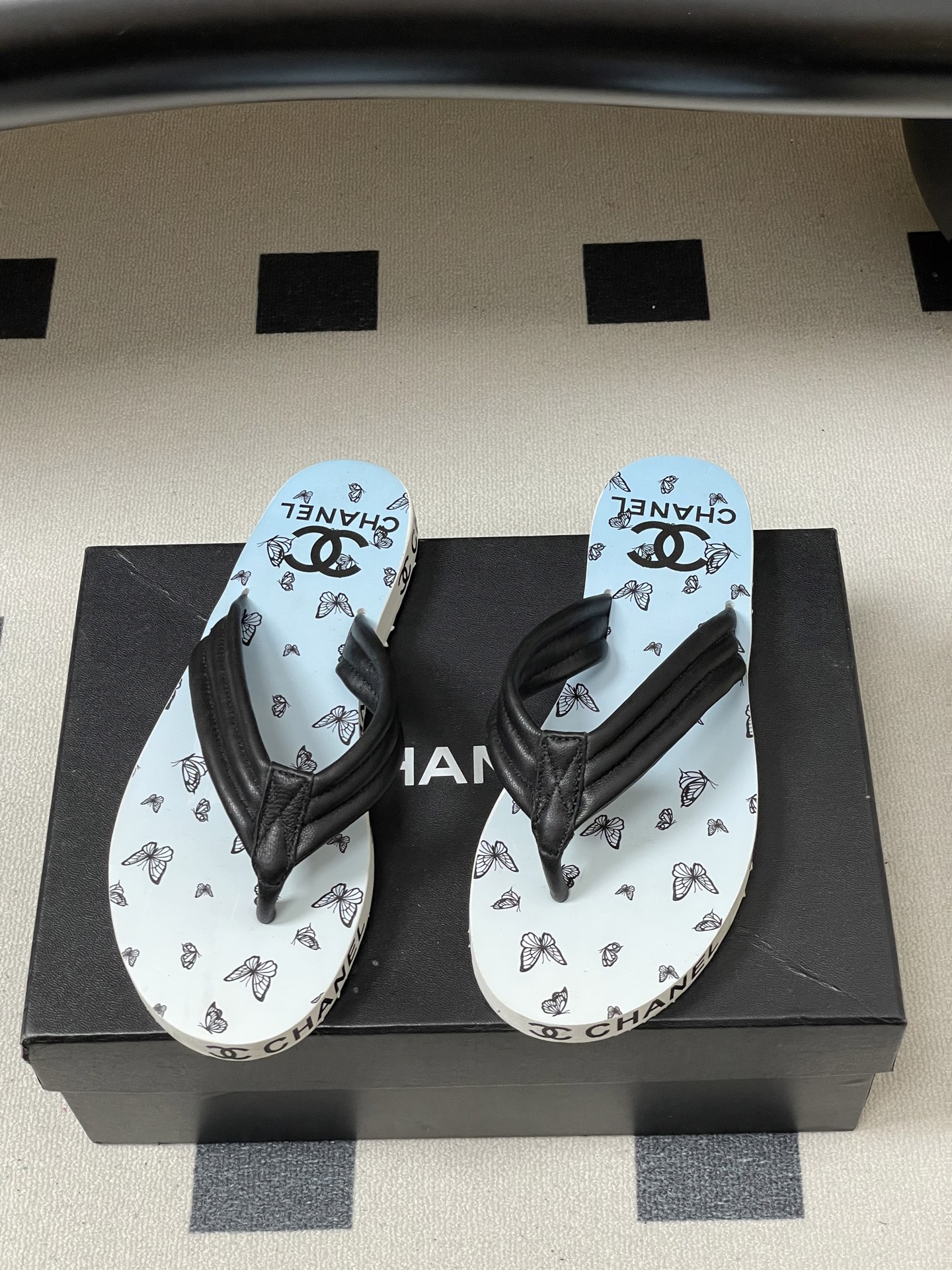 春夏新款Chanel小香夹脚人字拖鞋 经典字母双 C 涂鸦果冻沙滩鞋系列夏日总需要一双自带氛围感的拖鞋，
