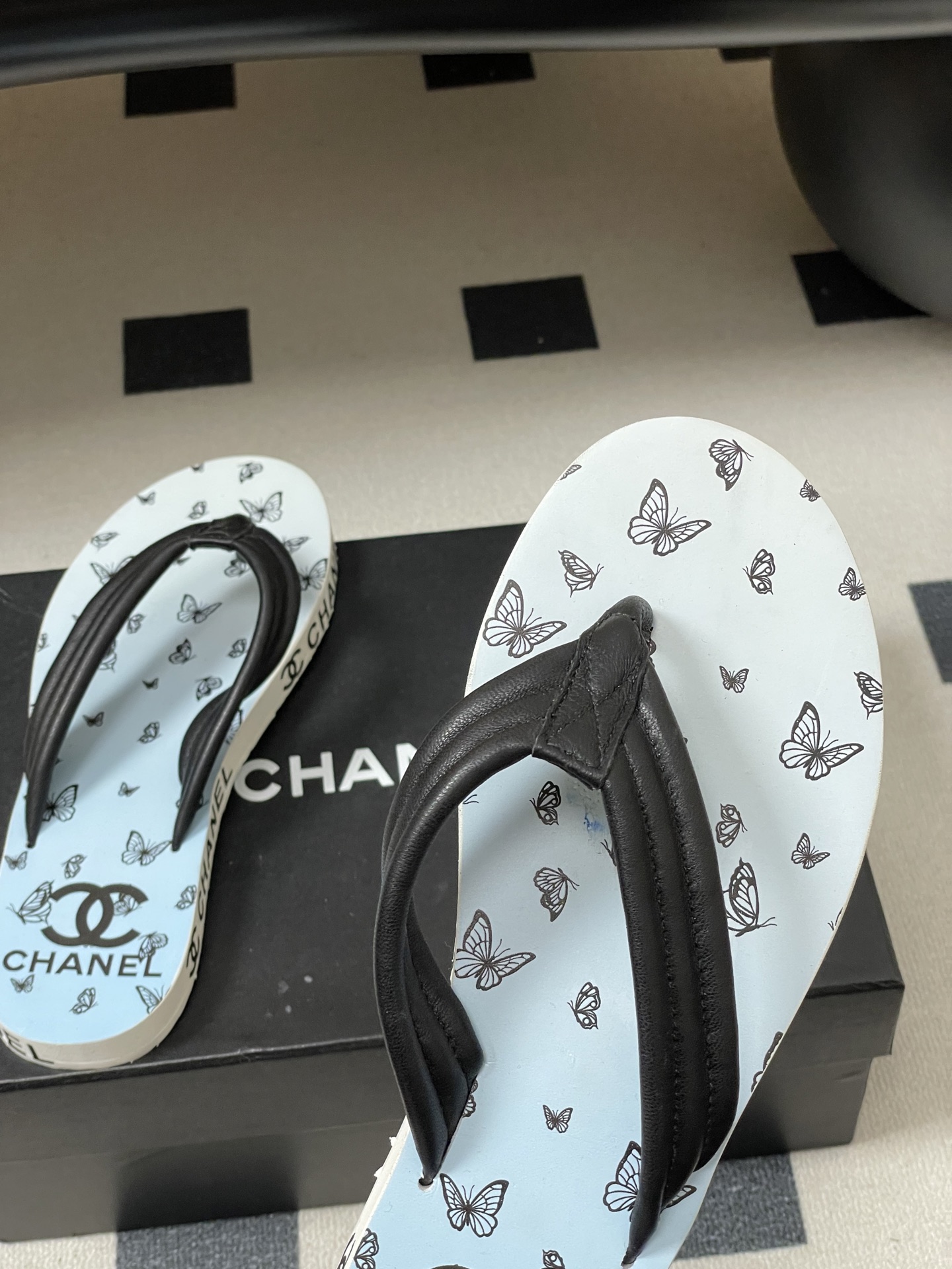 春夏新款Chanel小香夹脚人字拖鞋 经典字母双 C 涂鸦果冻沙滩鞋系列夏日总需要一双自带氛围感的拖鞋，