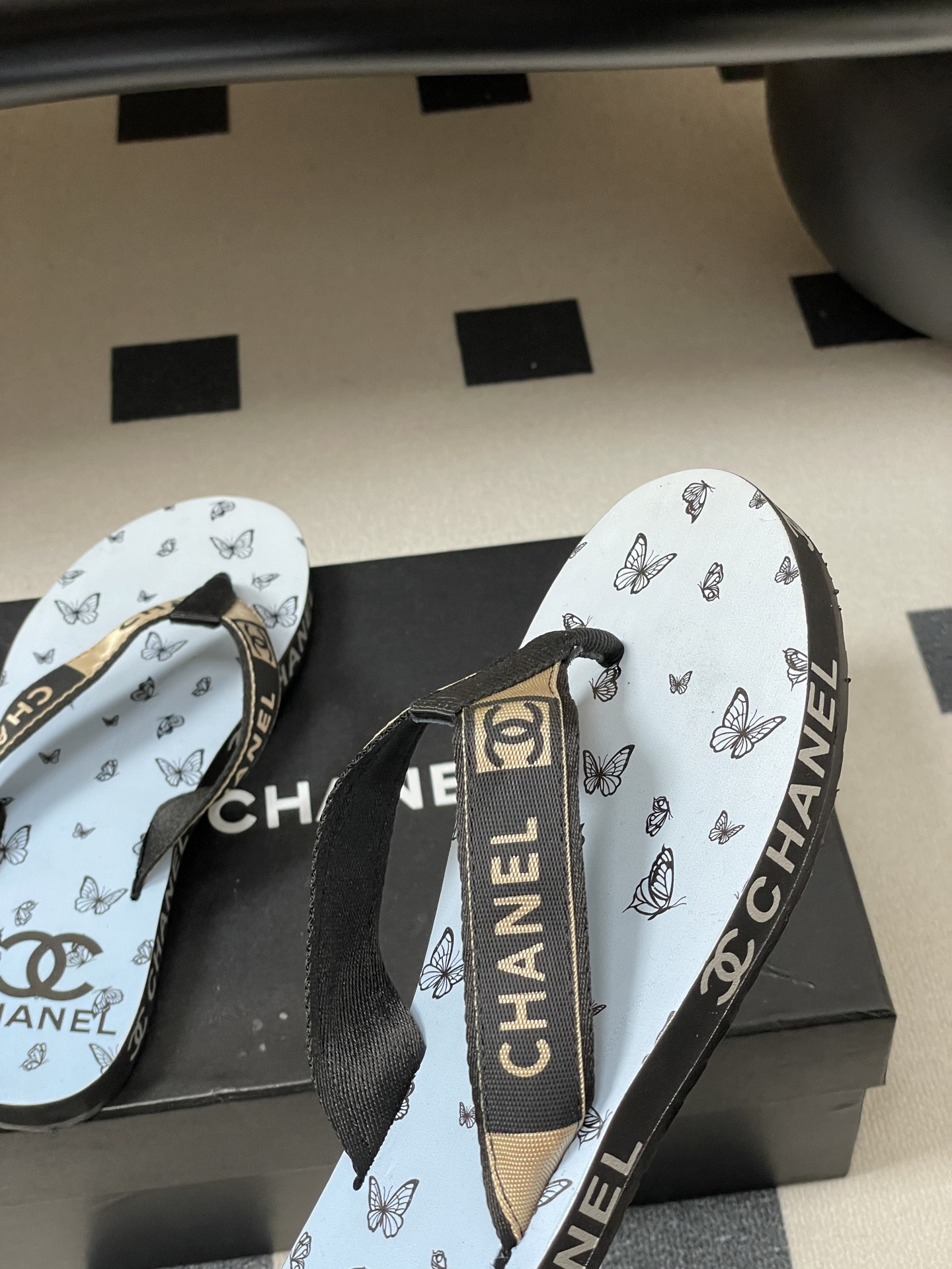 春夏新款Chanel小香夹脚人字拖鞋 经典字母双 C 涂鸦果冻沙滩鞋系列夏日总需要一双自带氛围感的拖鞋，