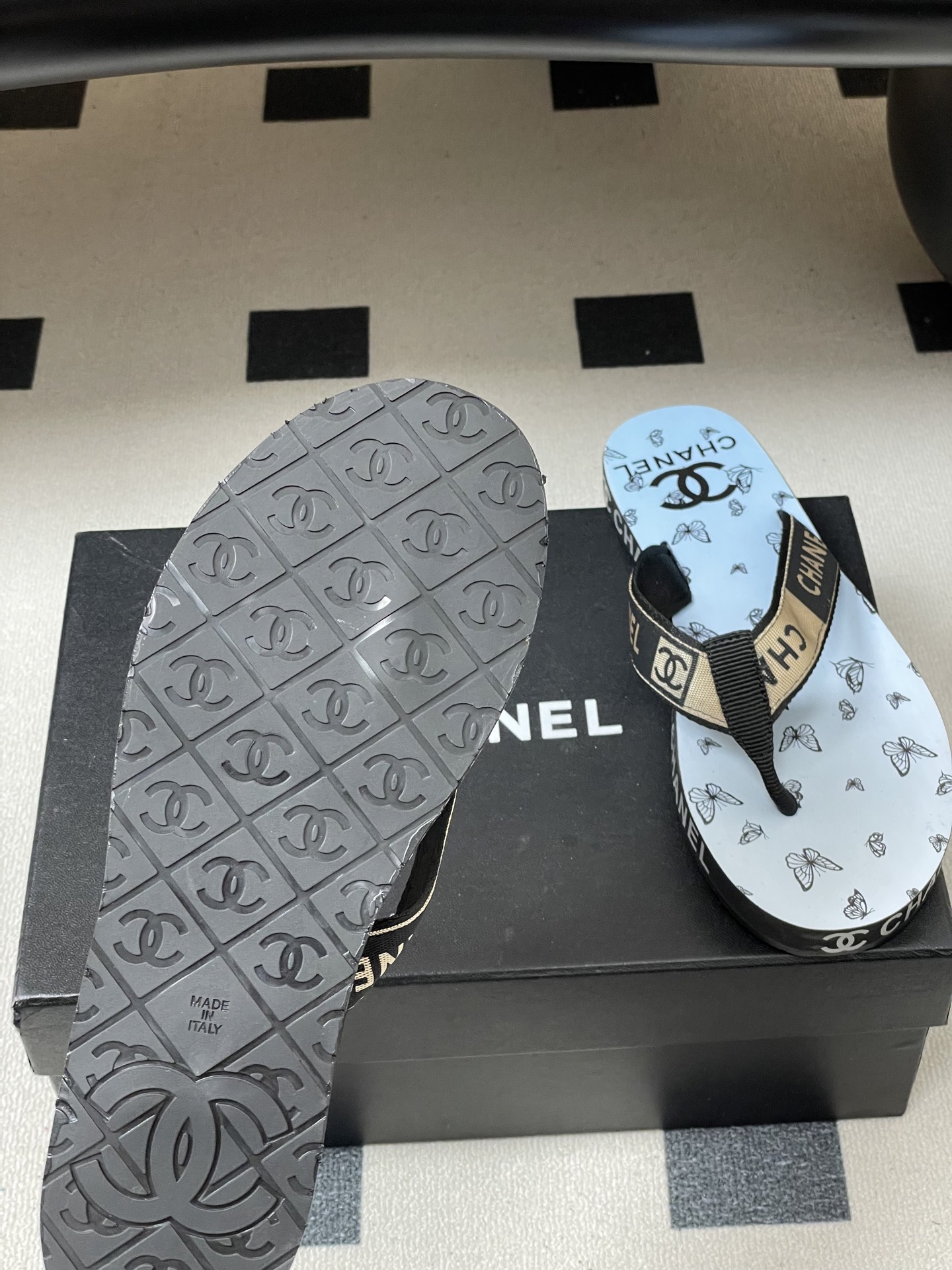 春夏新款Chanel小香夹脚人字拖鞋 经典字母双 C 涂鸦果冻沙滩鞋系列夏日总需要一双自带氛围感的拖鞋，