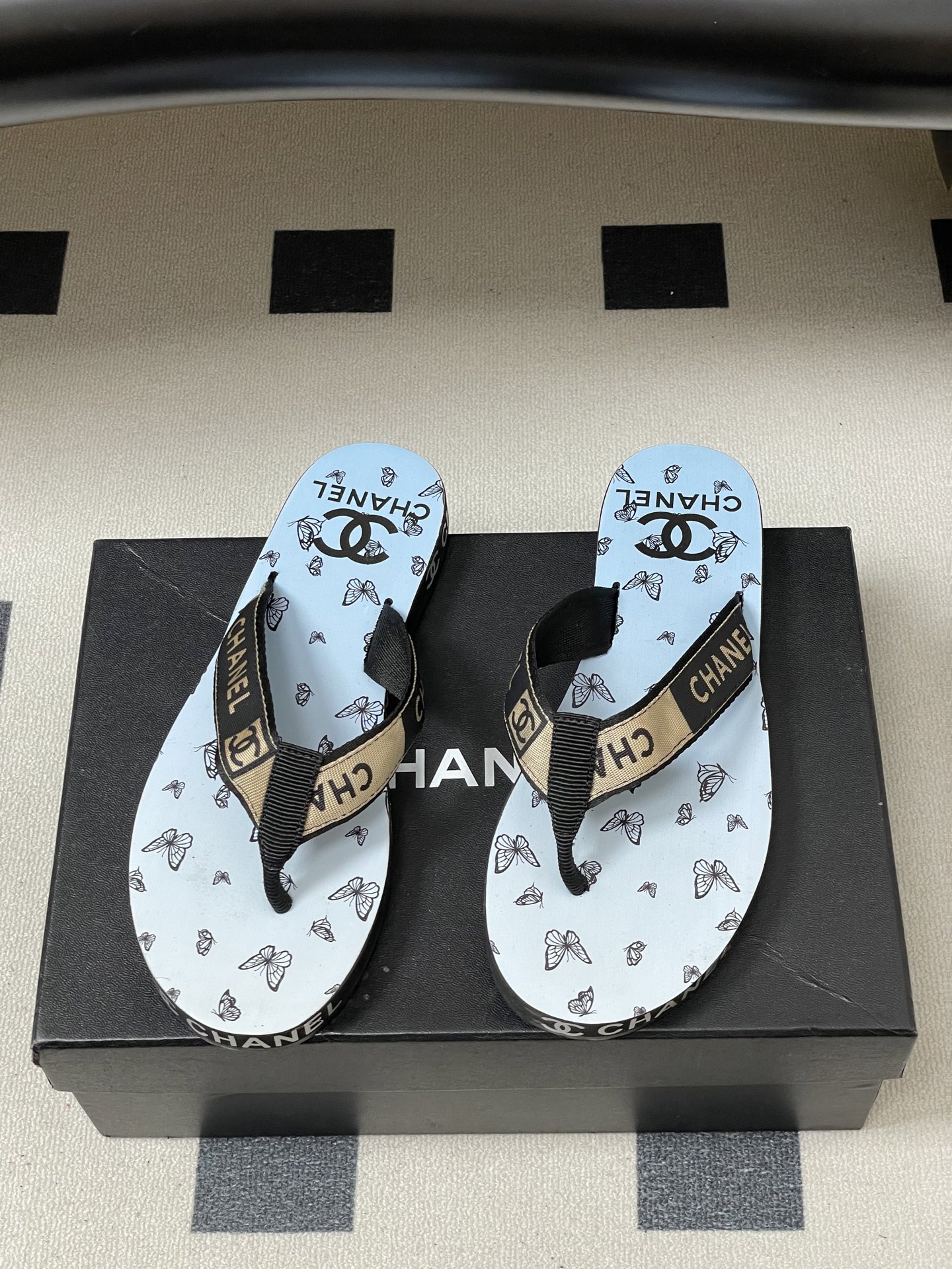 春夏新款Chanel小香夹脚人字拖鞋 经典字母双 C 涂鸦果冻沙滩鞋系列夏日总需要一双自带氛围感的拖鞋，