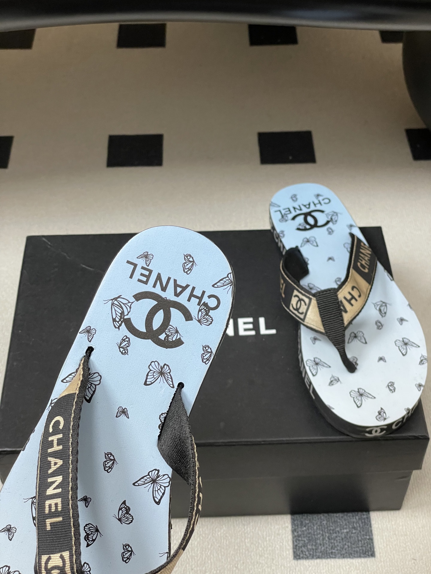 春夏新款Chanel小香夹脚人字拖鞋 经典字母双 C 涂鸦果冻沙滩鞋系列夏日总需要一双自带氛围感的拖鞋，