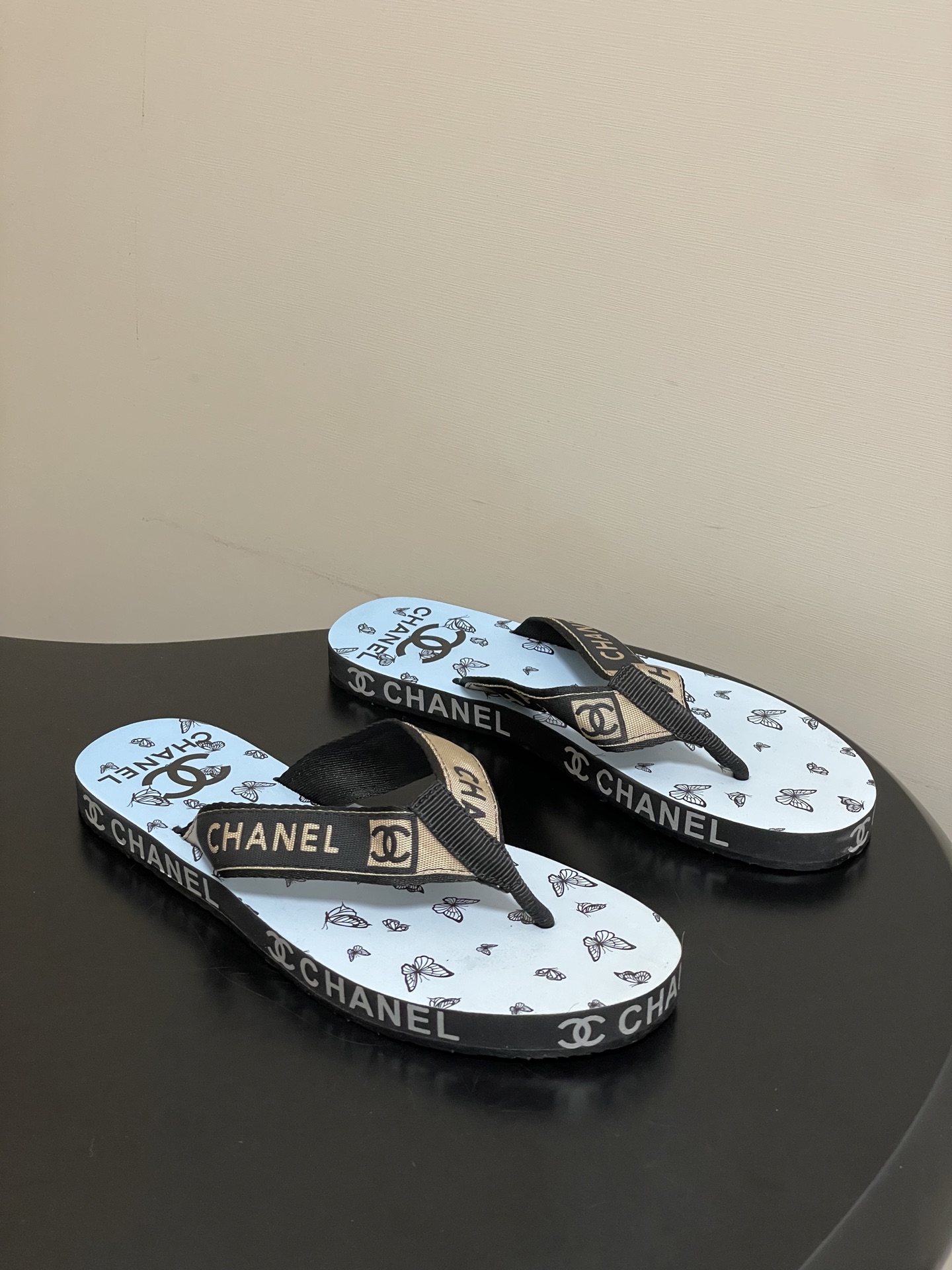 春夏新款Chanel小香夹脚人字拖鞋 经典字母双 C 涂鸦果冻沙滩鞋系列夏日总需要一双自带氛围感的拖鞋，