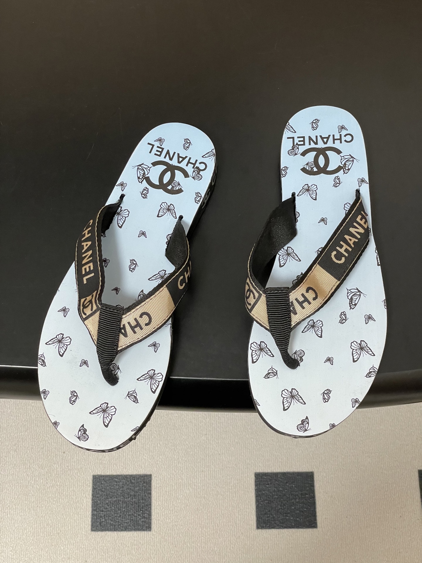 春夏新款Chanel小香夹脚人字拖鞋 经典字母双 C 涂鸦果冻沙滩鞋系列夏日总需要一双自带氛围感的拖鞋，