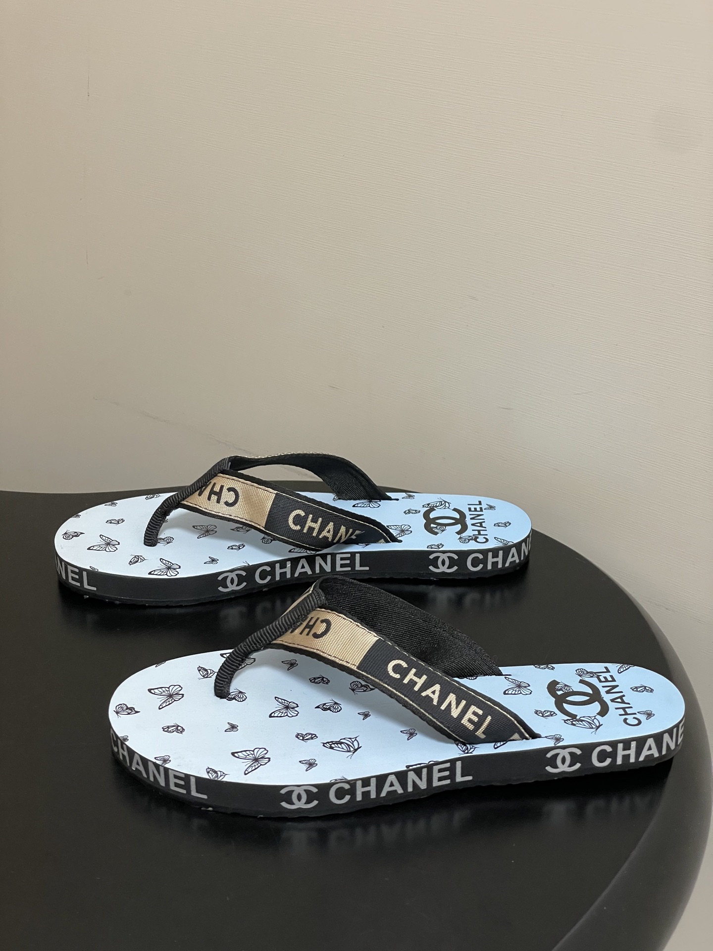 春夏新款Chanel小香夹脚人字拖鞋 经典字母双 C 涂鸦果冻沙滩鞋系列夏日总需要一双自带氛围感的拖鞋，