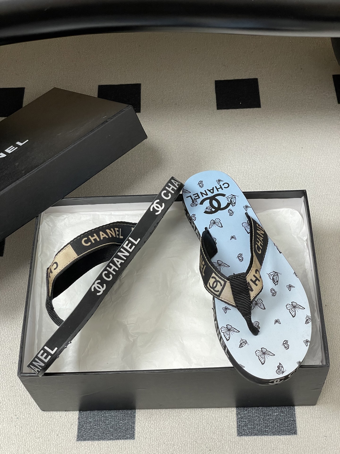 春夏新款Chanel小香夹脚人字拖鞋 经典字母双 C 涂鸦果冻沙滩鞋系列夏日总需要一双自带氛围感的拖鞋，