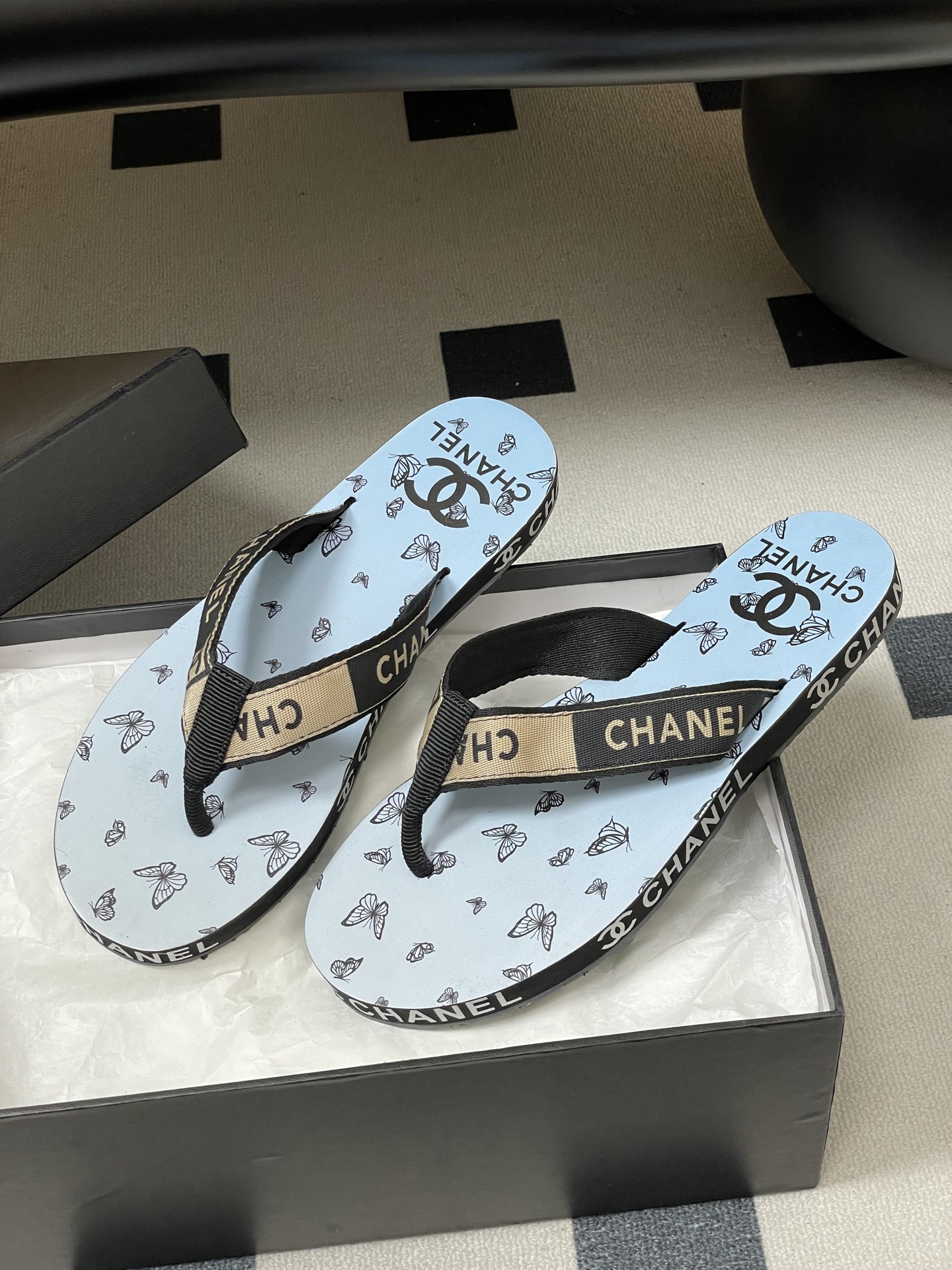 春夏新款Chanel小香夹脚人字拖鞋 经典字母双 C 涂鸦果冻沙滩鞋系列夏日总需要一双自带氛围感的拖鞋，