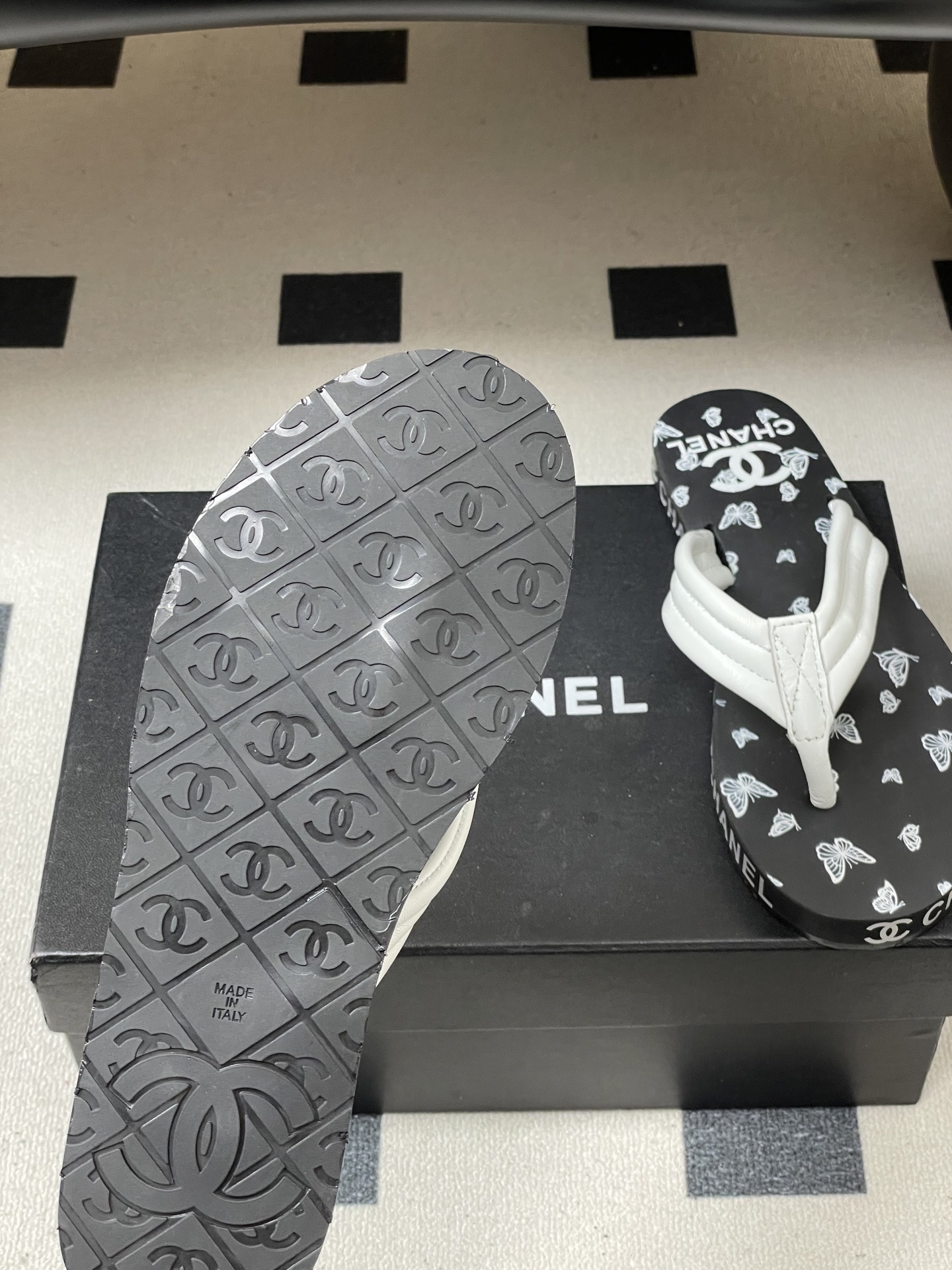 春夏新款Chanel小香夹脚人字拖鞋 经典字母双 C 涂鸦果冻沙滩鞋系列夏日总需要一双自带氛围感的拖鞋，