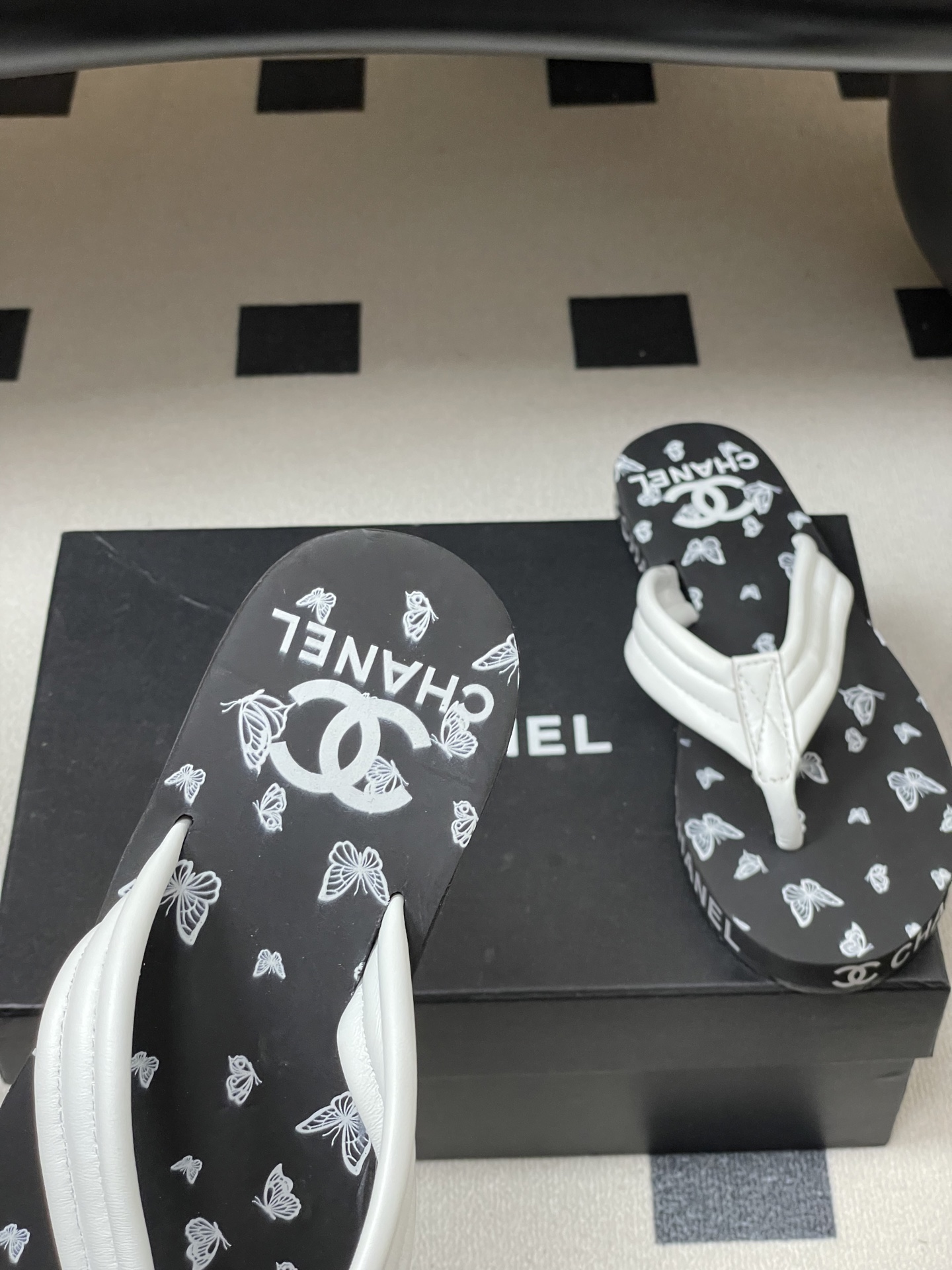 春夏新款Chanel小香夹脚人字拖鞋 经典字母双 C 涂鸦果冻沙滩鞋系列夏日总需要一双自带氛围感的拖鞋，