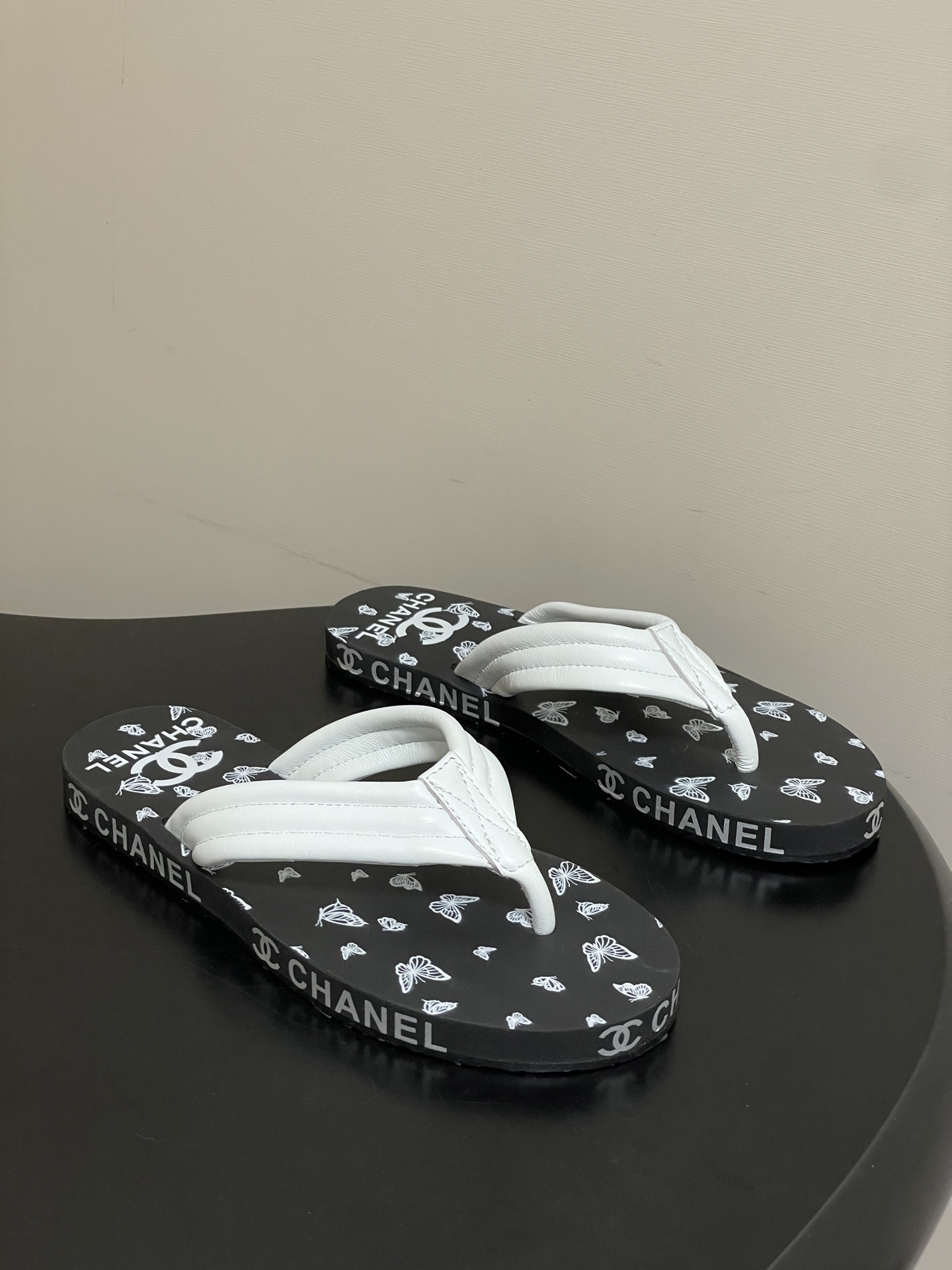 春夏新款Chanel小香夹脚人字拖鞋 经典字母双 C 涂鸦果冻沙滩鞋系列夏日总需要一双自带氛围感的拖鞋，