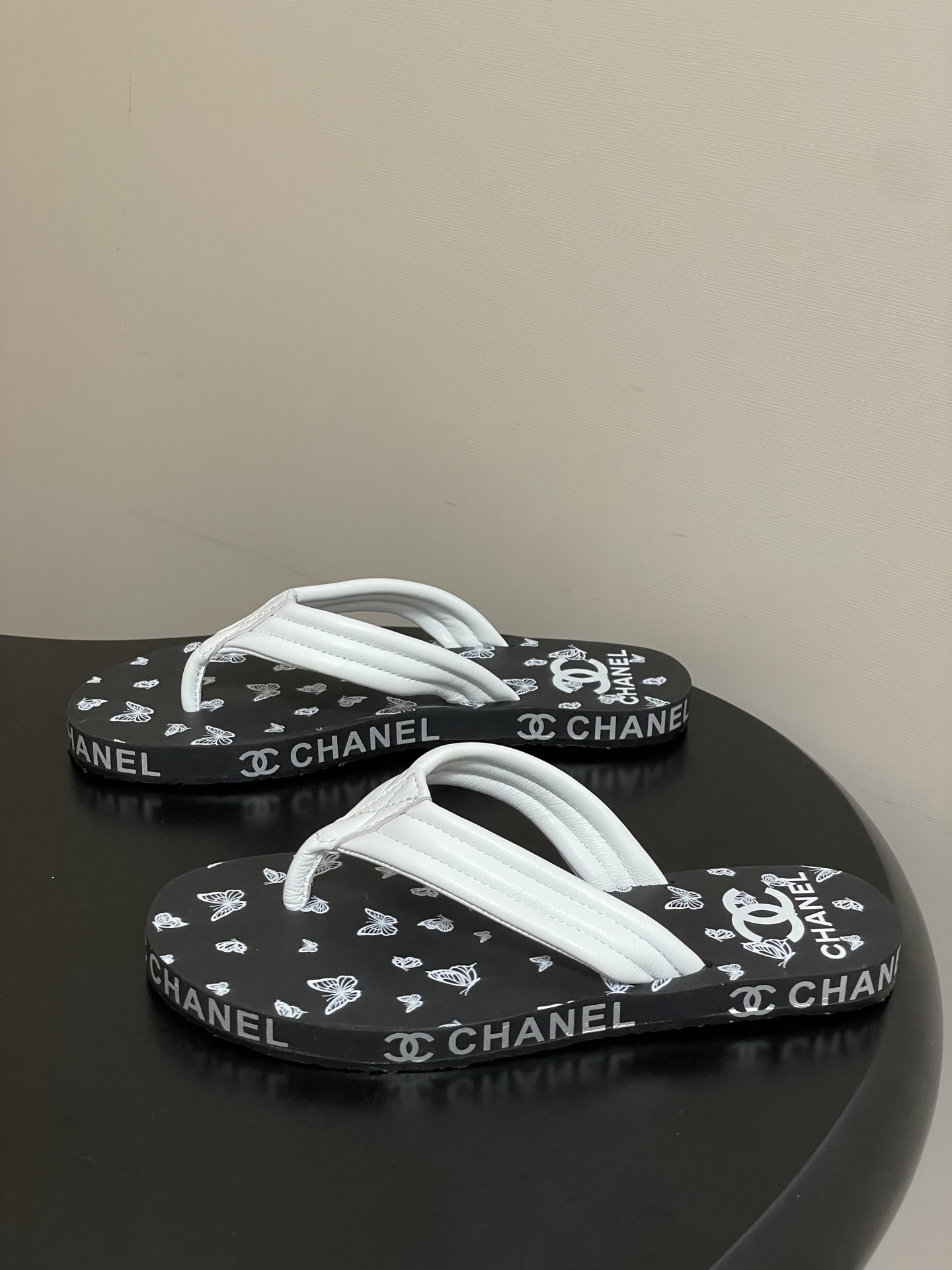 春夏新款Chanel小香夹脚人字拖鞋 经典字母双 C 涂鸦果冻沙滩鞋系列夏日总需要一双自带氛围感的拖鞋，