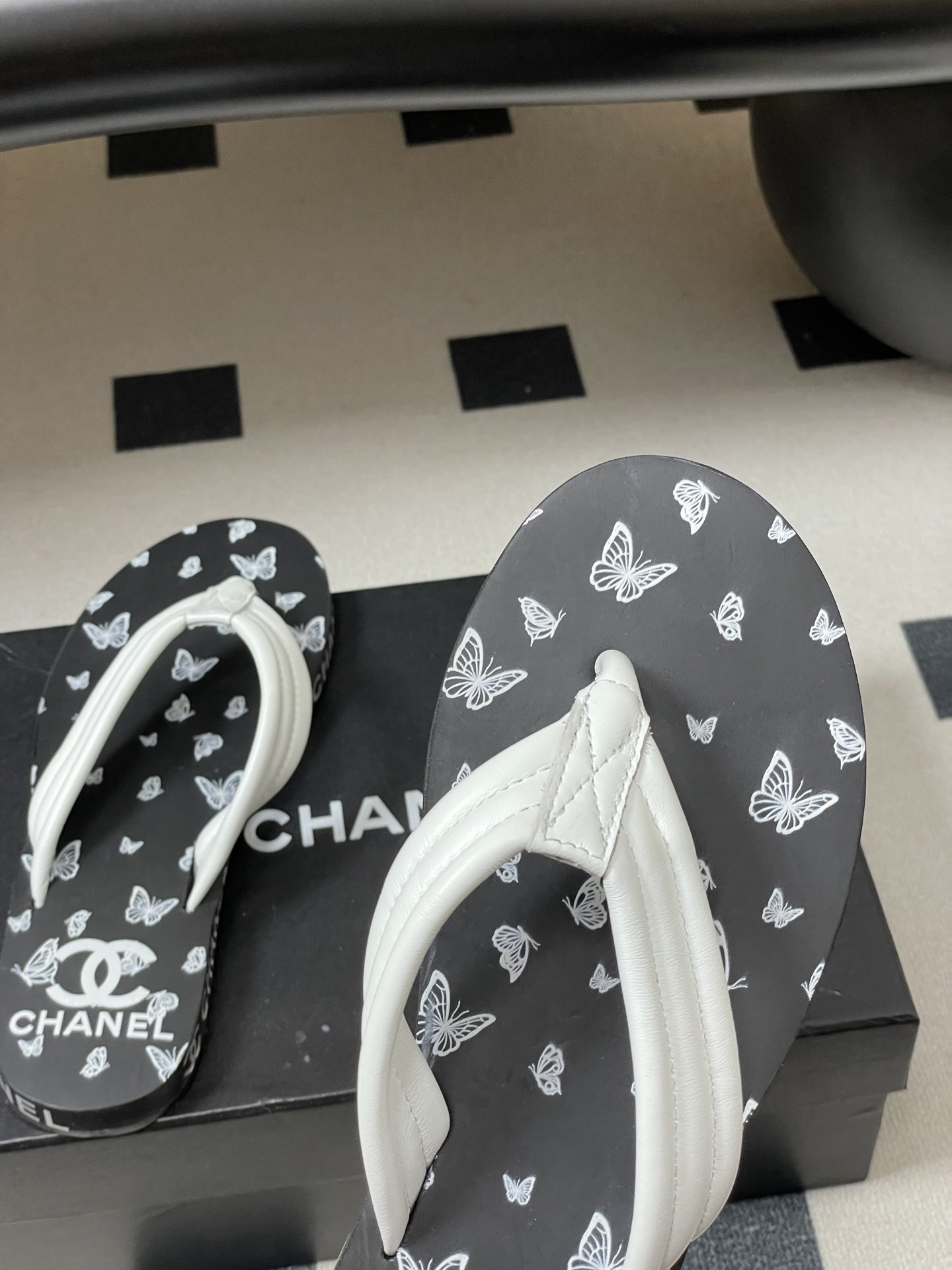 春夏新款Chanel小香夹脚人字拖鞋 经典字母双 C 涂鸦果冻沙滩鞋系列夏日总需要一双自带氛围感的拖鞋，