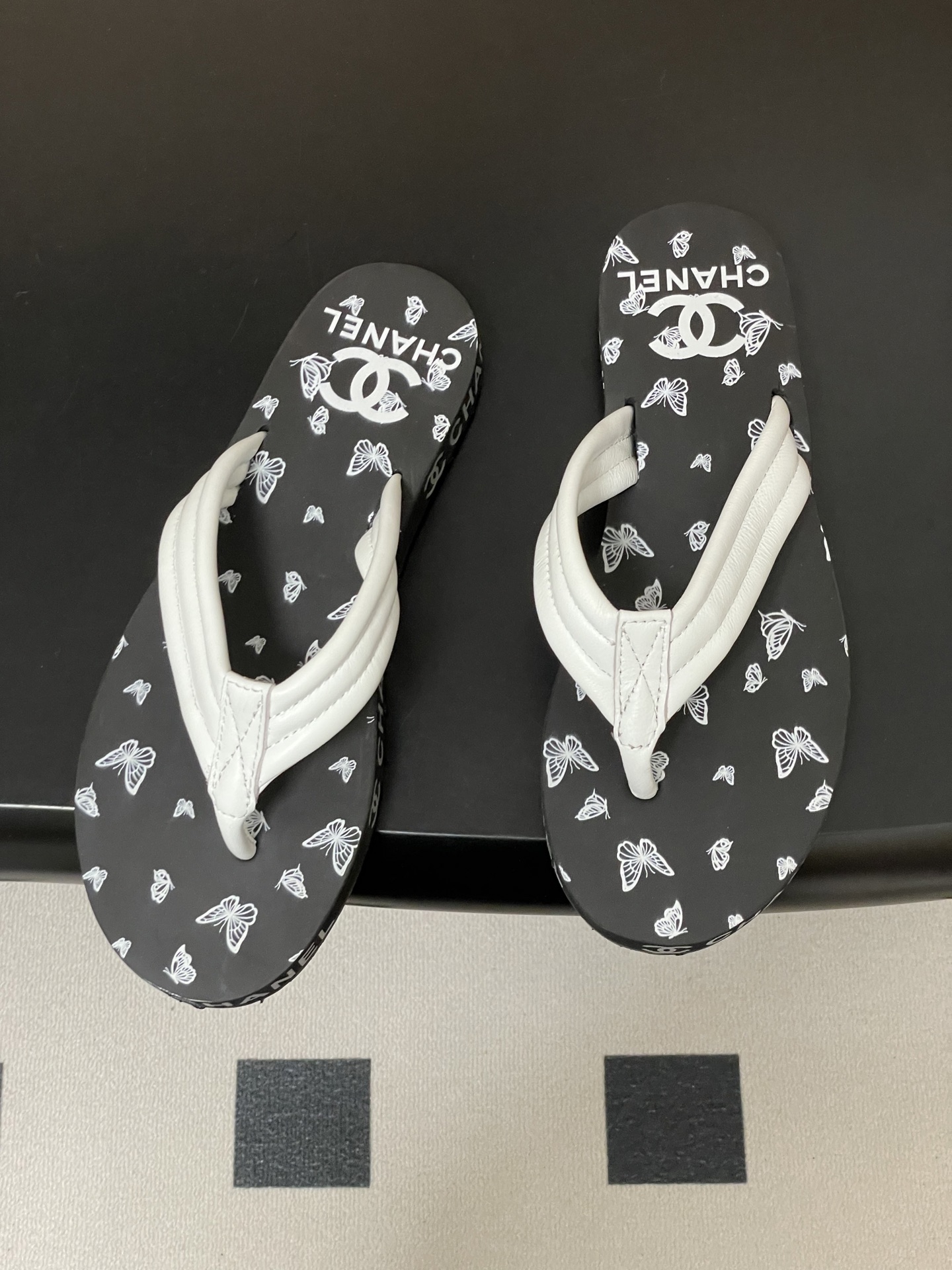 春夏新款Chanel小香夹脚人字拖鞋 经典字母双 C 涂鸦果冻沙滩鞋系列夏日总需要一双自带氛围感的拖鞋，