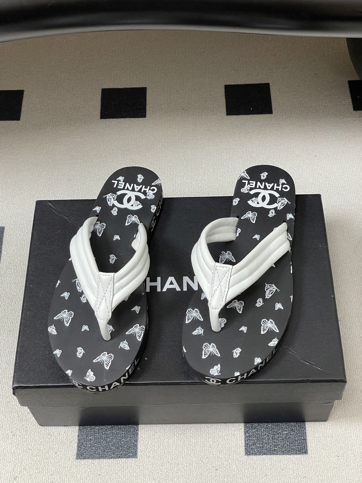 春夏新款Chanel小香夹脚人字拖鞋 经典字母双 C 涂鸦果冻沙滩鞋系列夏日总需要一双自带氛围感的拖鞋，