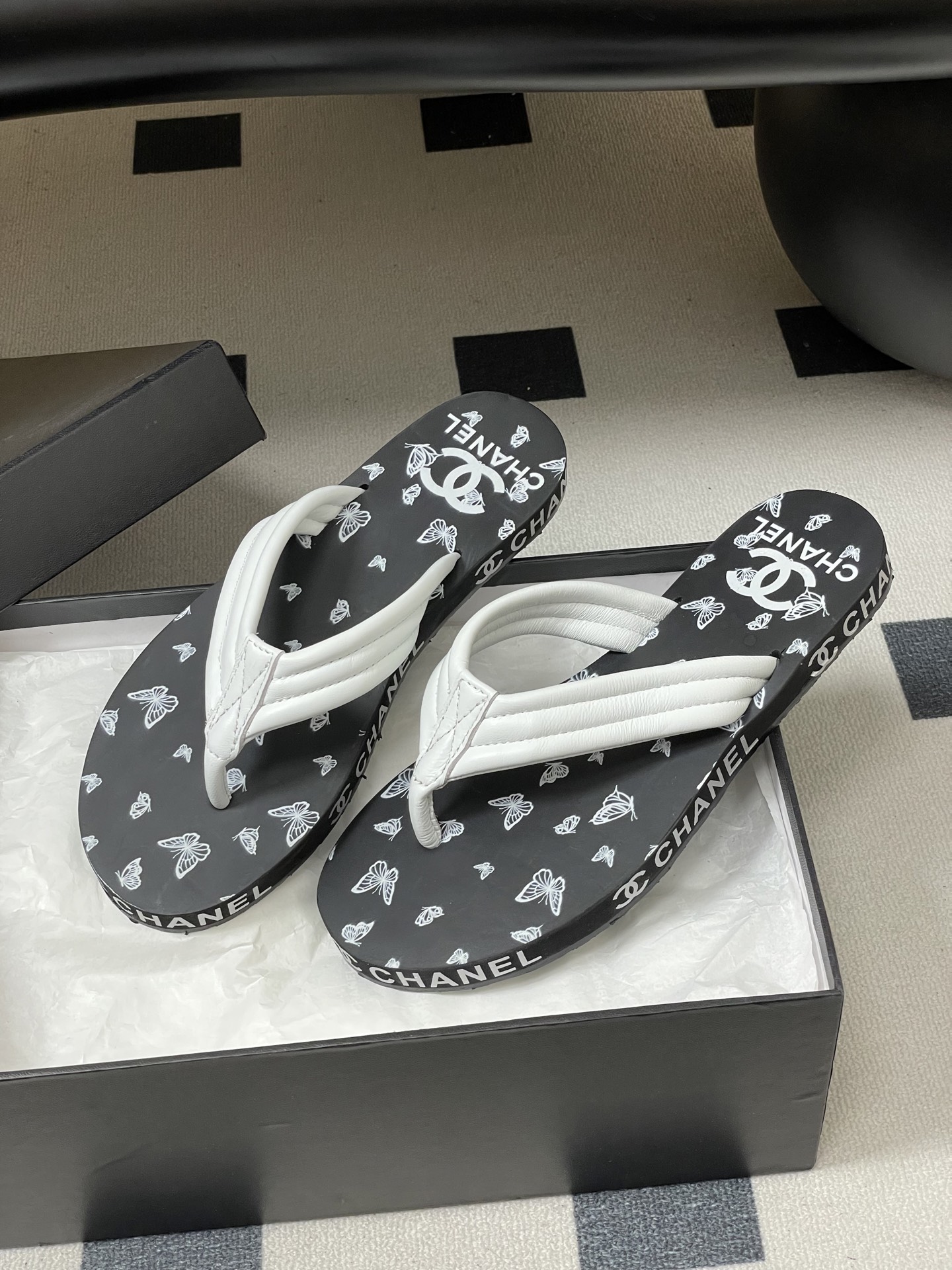 春夏新款Chanel小香夹脚人字拖鞋 经典字母双 C 涂鸦果冻沙滩鞋系列夏日总需要一双自带氛围感的拖鞋，