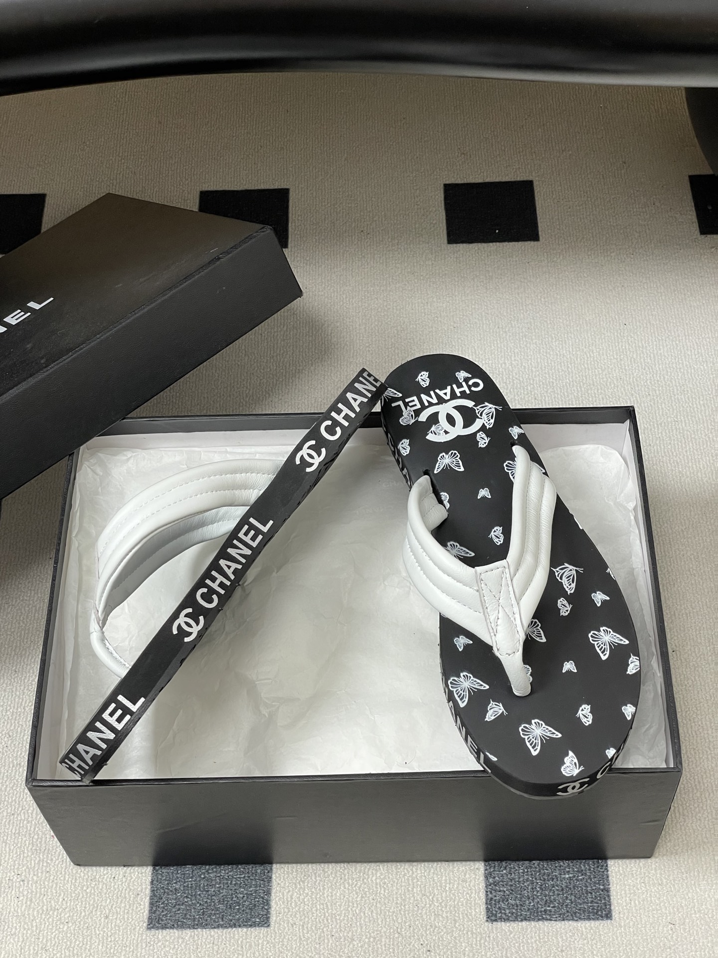 春夏新款Chanel小香夹脚人字拖鞋 经典字母双 C 涂鸦果冻沙滩鞋系列夏日总需要一双自带氛围感的拖鞋，