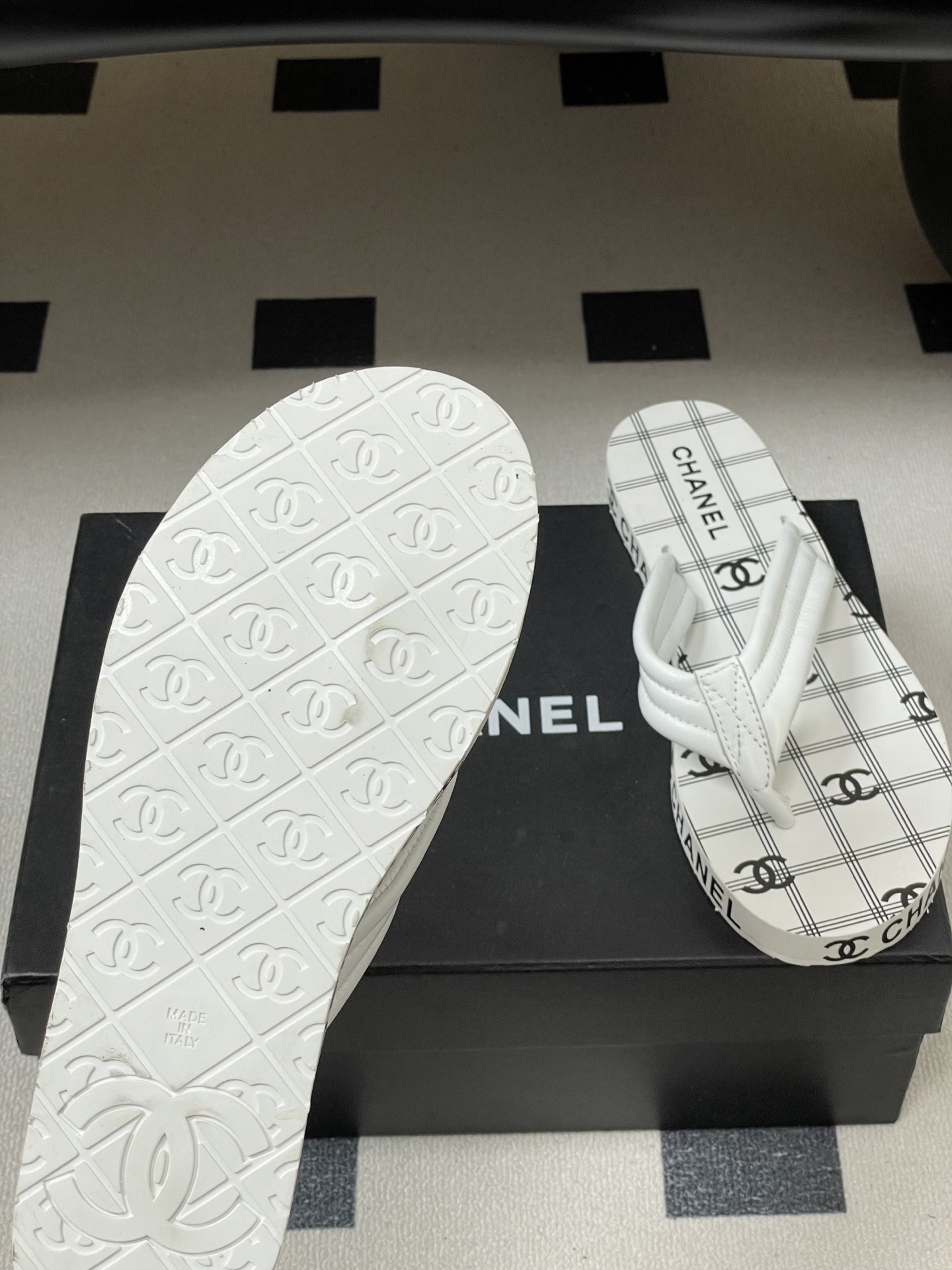春夏新款Chanel小香夹脚人字拖鞋 经典字母双 C 涂鸦果冻沙滩鞋系列夏日总需要一双自带氛围感的拖鞋，