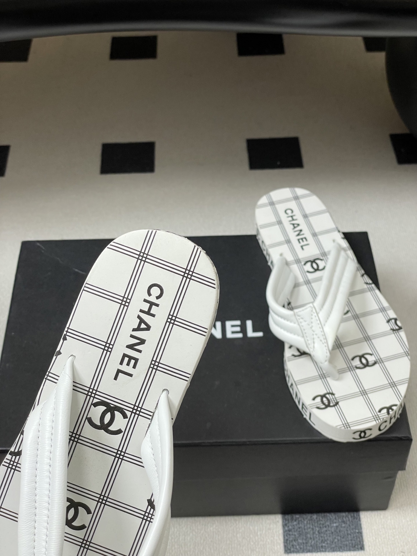 春夏新款Chanel小香夹脚人字拖鞋 经典字母双 C 涂鸦果冻沙滩鞋系列夏日总需要一双自带氛围感的拖鞋，