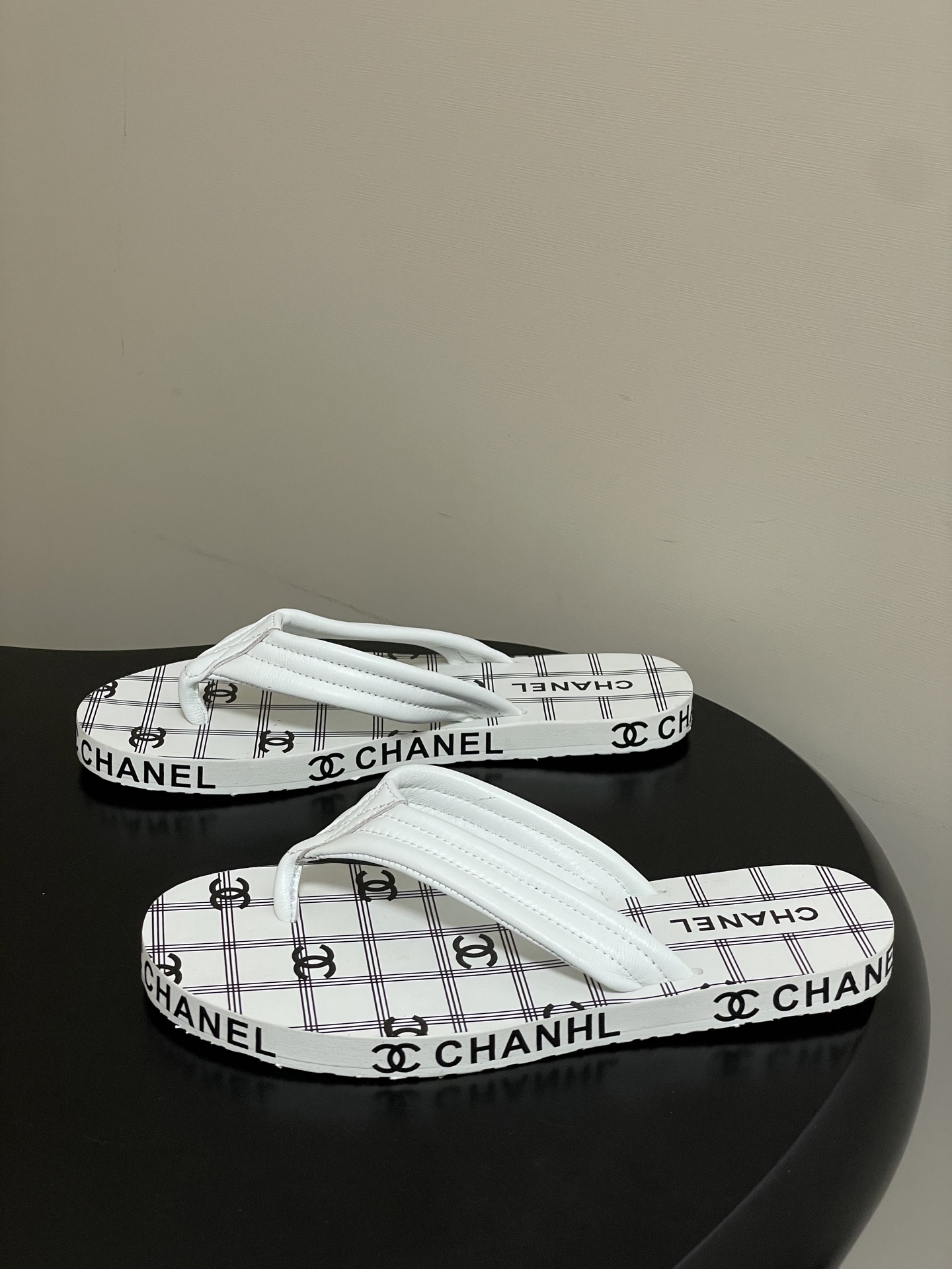 春夏新款Chanel小香夹脚人字拖鞋 经典字母双 C 涂鸦果冻沙滩鞋系列夏日总需要一双自带氛围感的拖鞋，