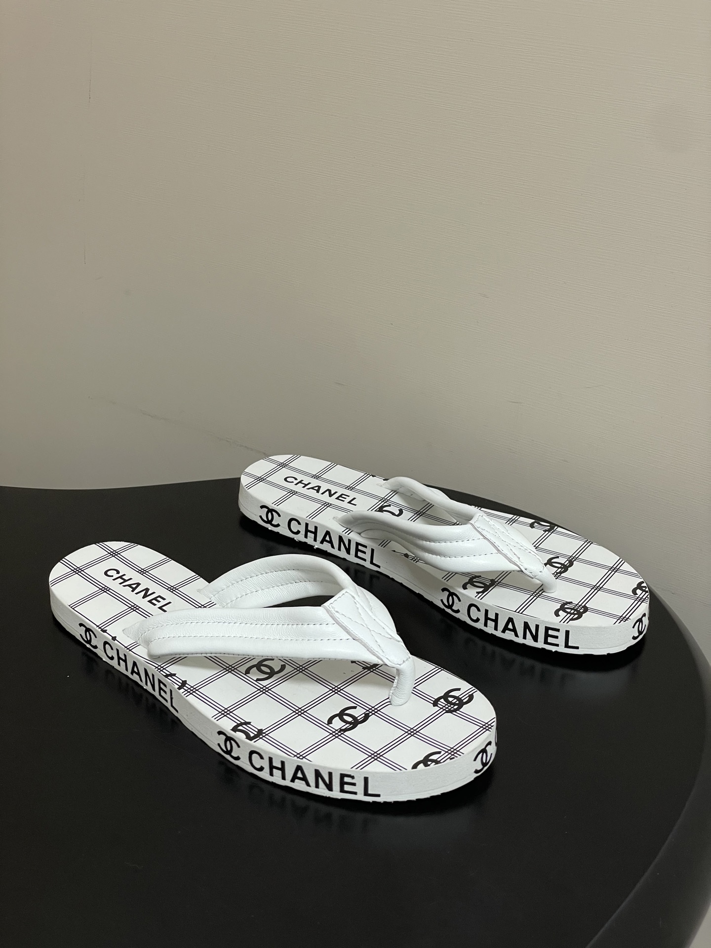 春夏新款Chanel小香夹脚人字拖鞋 经典字母双 C 涂鸦果冻沙滩鞋系列夏日总需要一双自带氛围感的拖鞋，