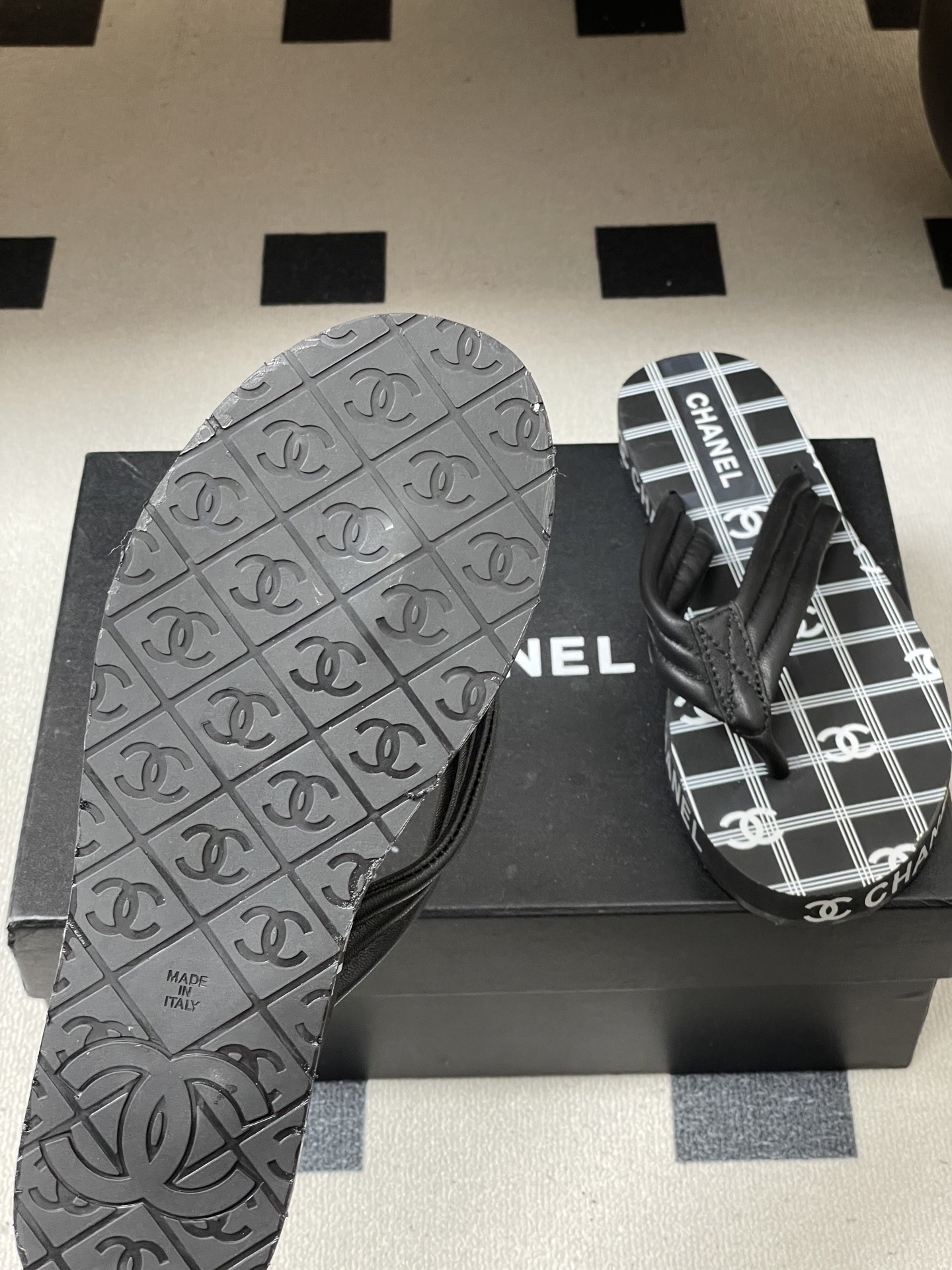 春夏新款Chanel小香夹脚人字拖鞋 经典字母双 C 涂鸦果冻沙滩鞋系列夏日总需要一双自带氛围感的拖鞋，