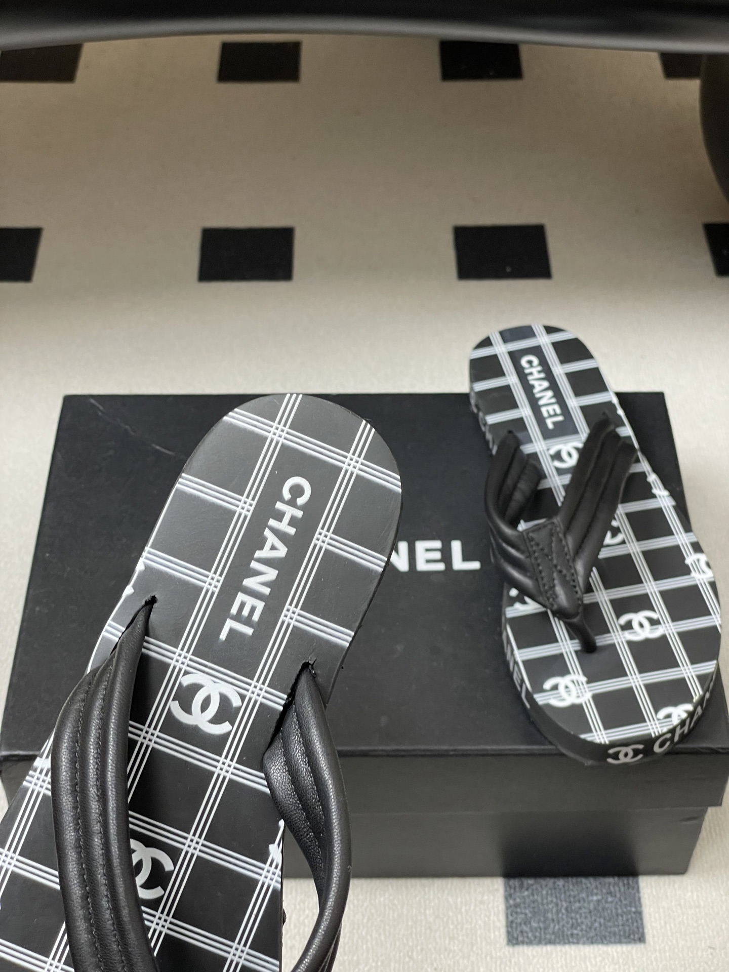 春夏新款Chanel小香夹脚人字拖鞋 经典字母双 C 涂鸦果冻沙滩鞋系列夏日总需要一双自带氛围感的拖鞋，