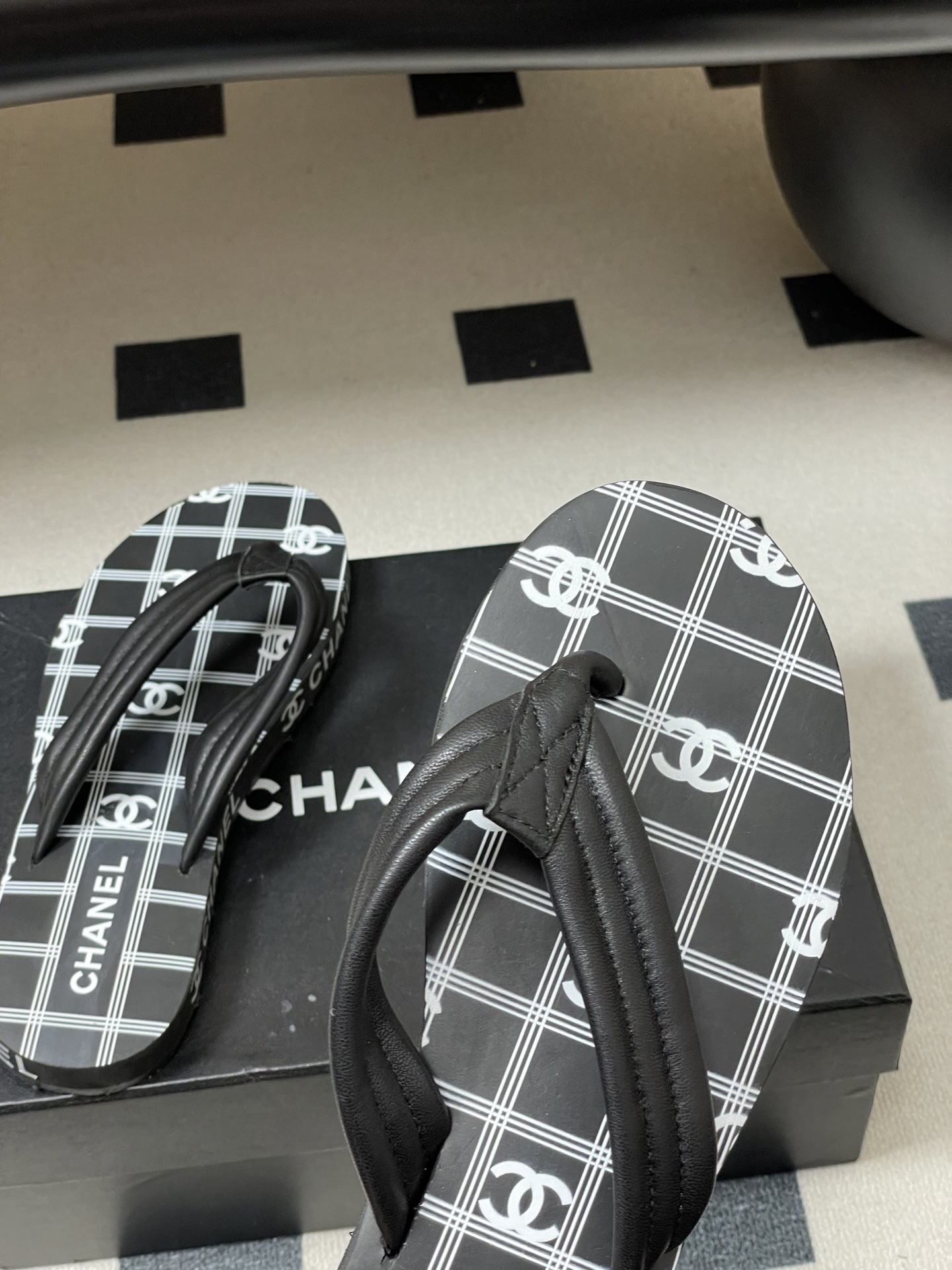 春夏新款Chanel小香夹脚人字拖鞋 经典字母双 C 涂鸦果冻沙滩鞋系列夏日总需要一双自带氛围感的拖鞋，