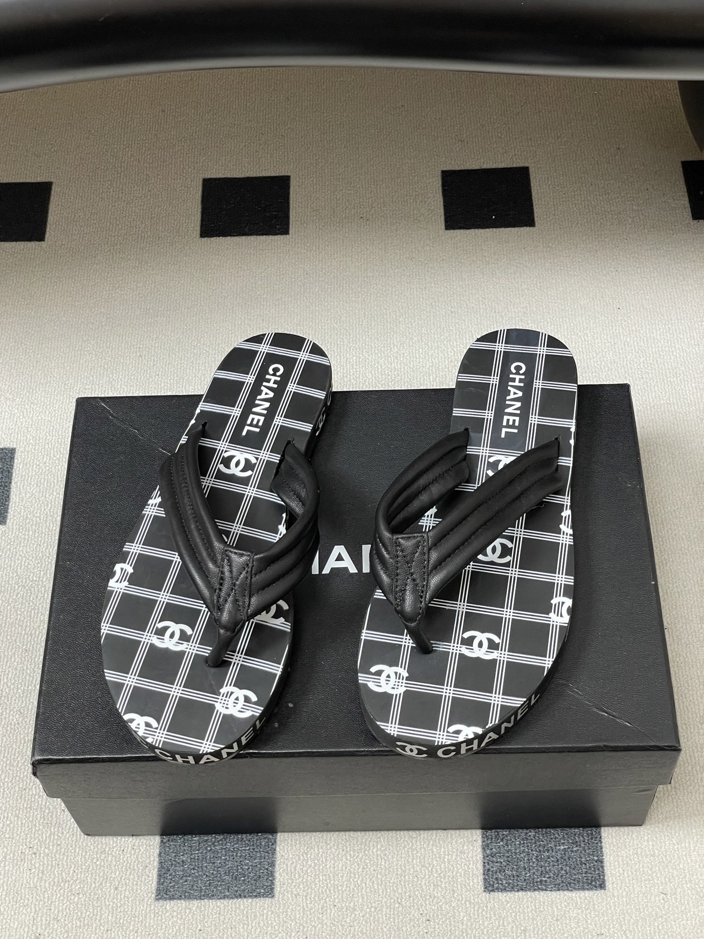 春夏新款Chanel小香夹脚人字拖鞋 经典字母双 C 涂鸦果冻沙滩鞋系列夏日总需要一双自带氛围感的拖鞋，