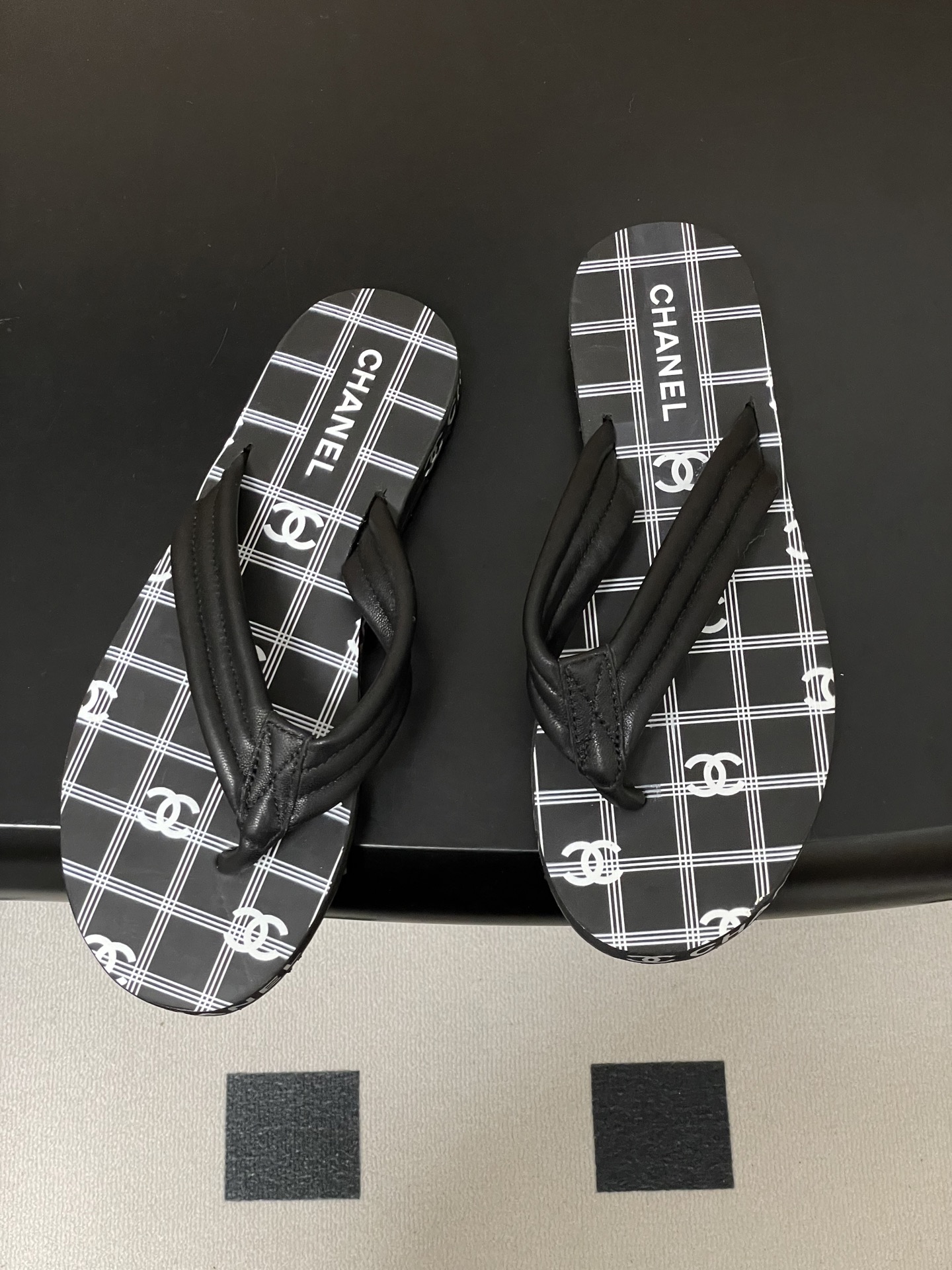 春夏新款Chanel小香夹脚人字拖鞋 经典字母双 C 涂鸦果冻沙滩鞋系列夏日总需要一双自带氛围感的拖鞋，