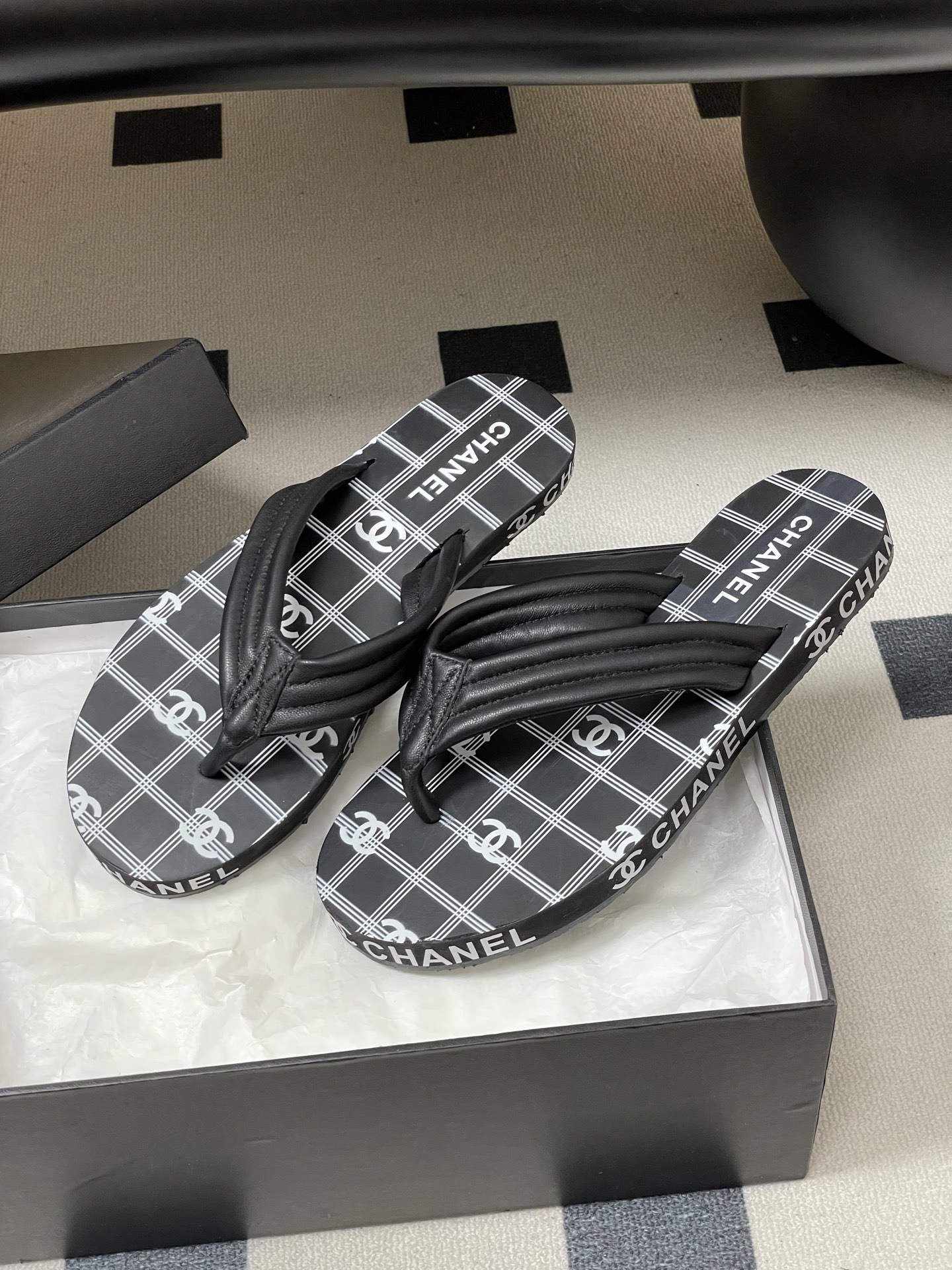 春夏新款Chanel小香夹脚人字拖鞋 经典字母双 C 涂鸦果冻沙滩鞋系列夏日总需要一双自带氛围感的拖鞋，