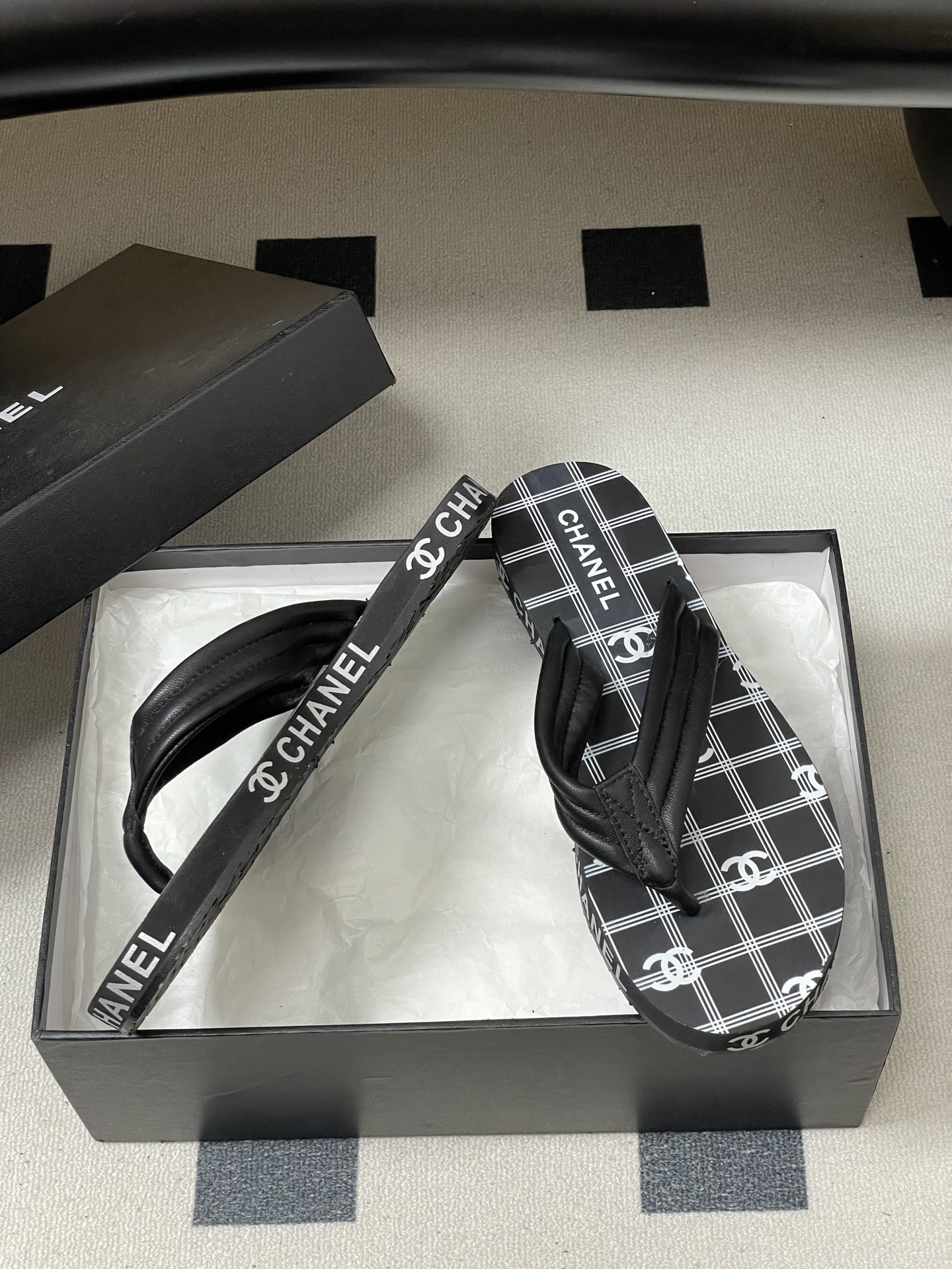 春夏新款Chanel小香夹脚人字拖鞋 经典字母双 C 涂鸦果冻沙滩鞋系列夏日总需要一双自带氛围感的拖鞋，