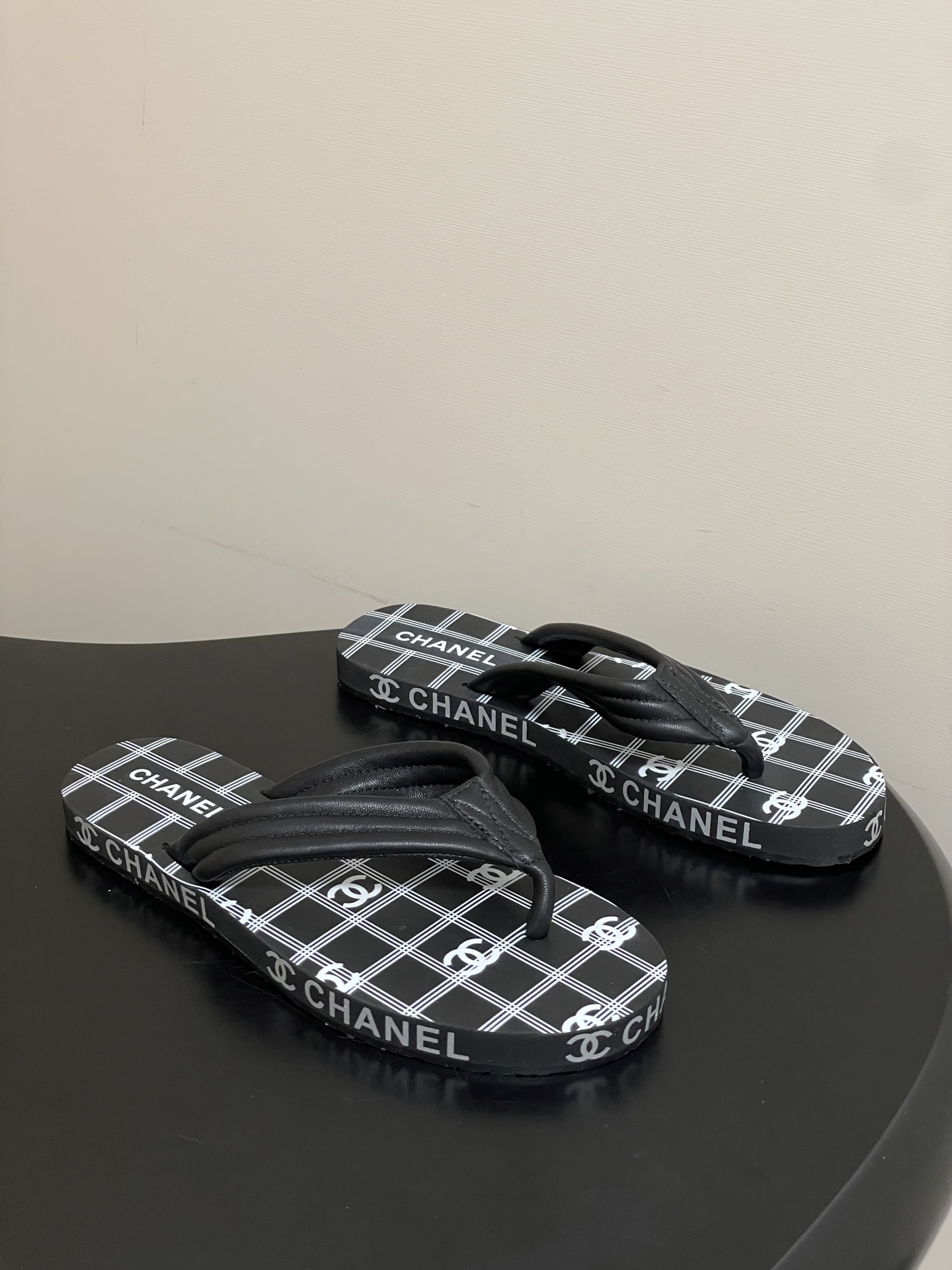 春夏新款Chanel小香夹脚人字拖鞋 经典字母双 C 涂鸦果冻沙滩鞋系列夏日总需要一双自带氛围感的拖鞋，