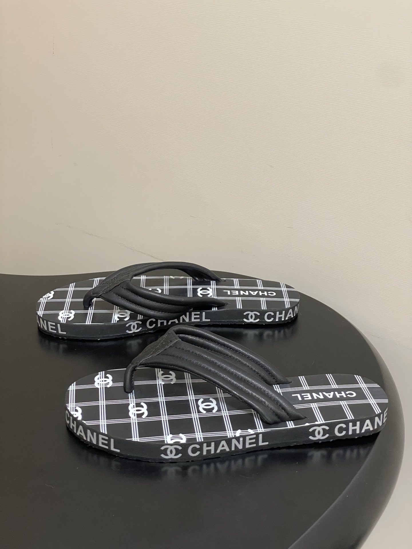 春夏新款Chanel小香夹脚人字拖鞋 经典字母双 C 涂鸦果冻沙滩鞋系列夏日总需要一双自带氛围感的拖鞋，