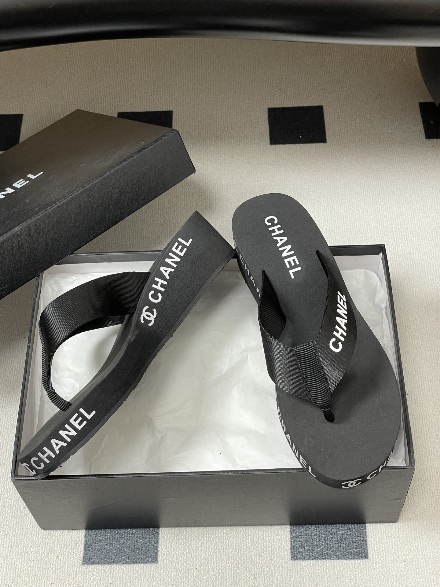 春夏新款Chanel小香夹脚人字拖鞋 经典字母双 C 涂鸦果冻沙滩鞋系列夏日总需要一双自带氛围感的拖鞋，