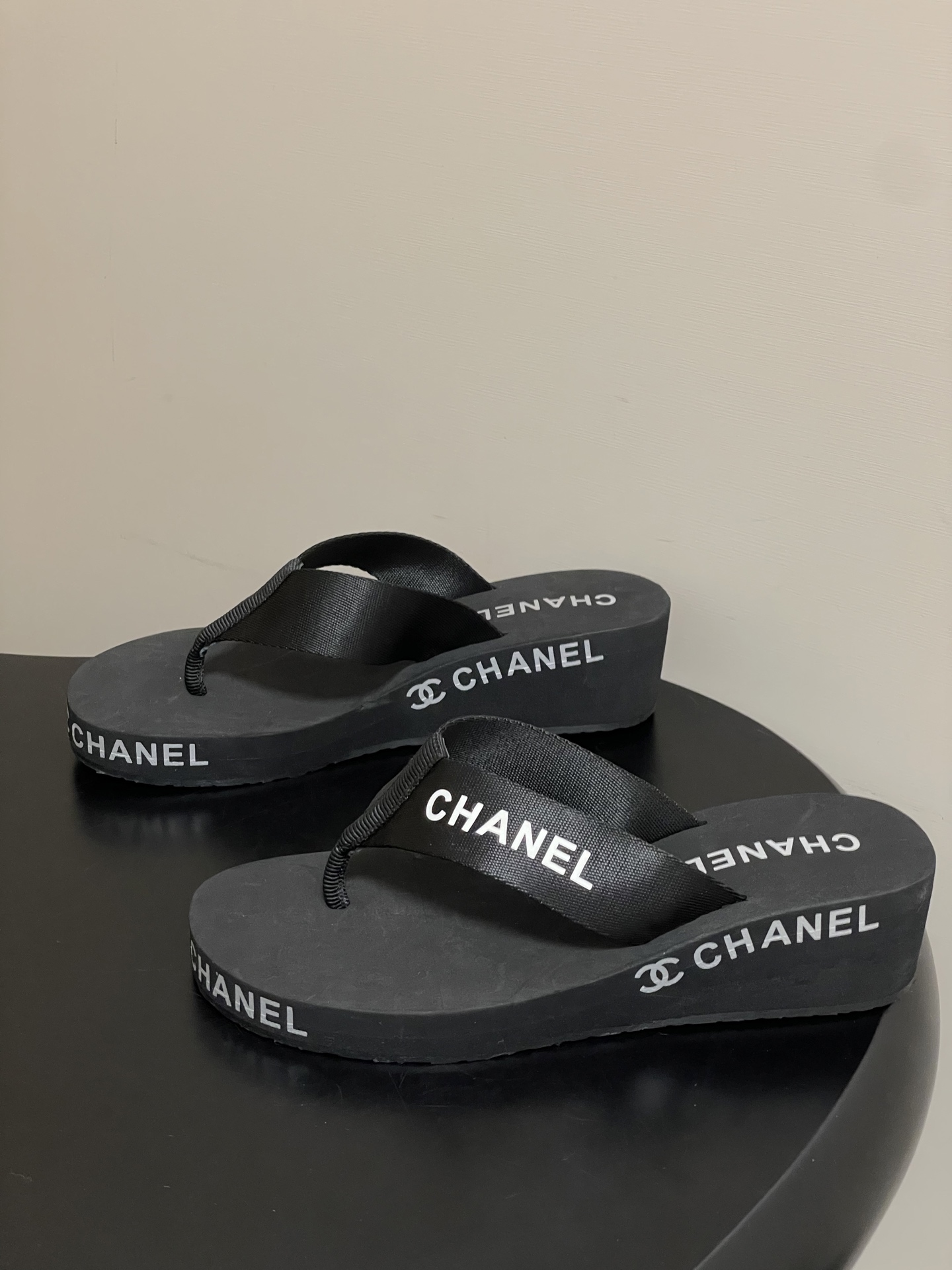 春夏新款Chanel小香夹脚人字拖鞋 经典字母双 C 涂鸦果冻沙滩鞋系列夏日总需要一双自带氛围感的拖鞋，