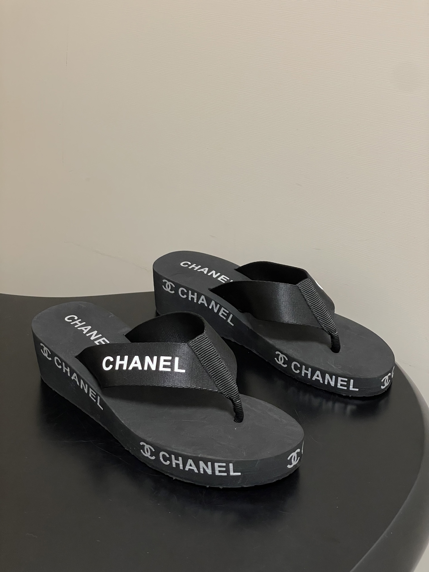 春夏新款Chanel小香夹脚人字拖鞋 经典字母双 C 涂鸦果冻沙滩鞋系列夏日总需要一双自带氛围感的拖鞋，