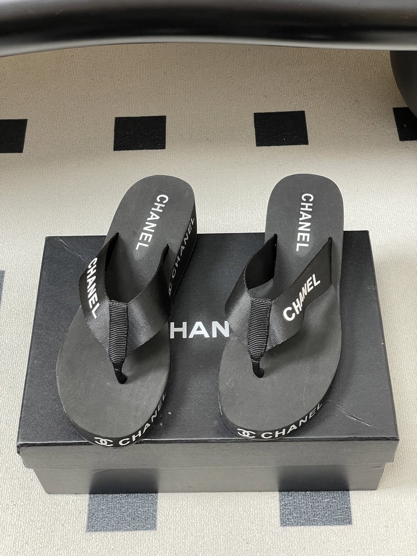 春夏新款Chanel小香夹脚人字拖鞋 经典字母双 C 涂鸦果冻沙滩鞋系列夏日总需要一双自带氛围感的拖鞋，