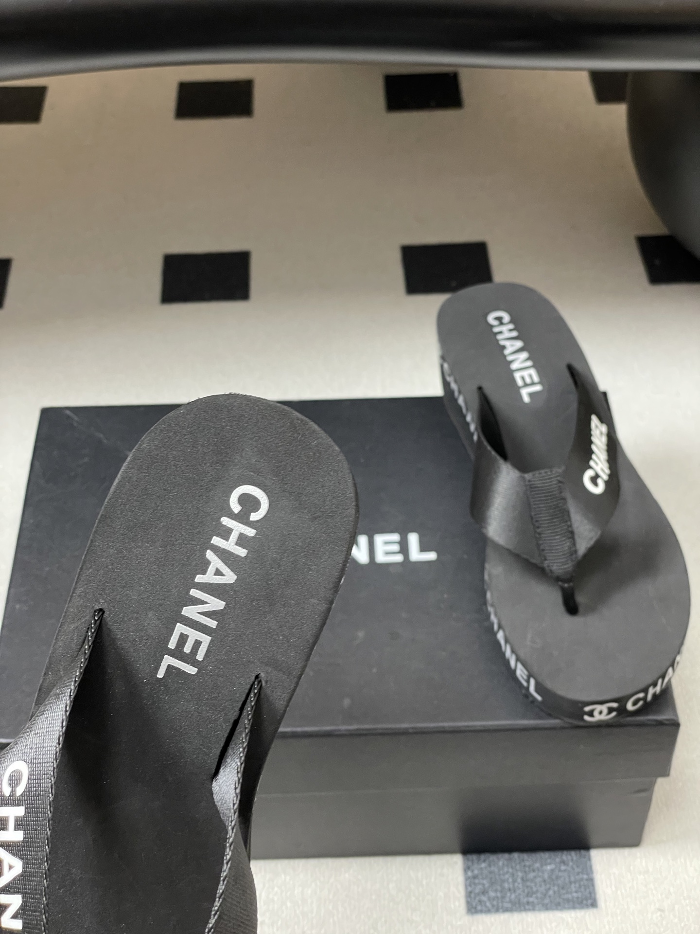 春夏新款Chanel小香夹脚人字拖鞋 经典字母双 C 涂鸦果冻沙滩鞋系列夏日总需要一双自带氛围感的拖鞋，