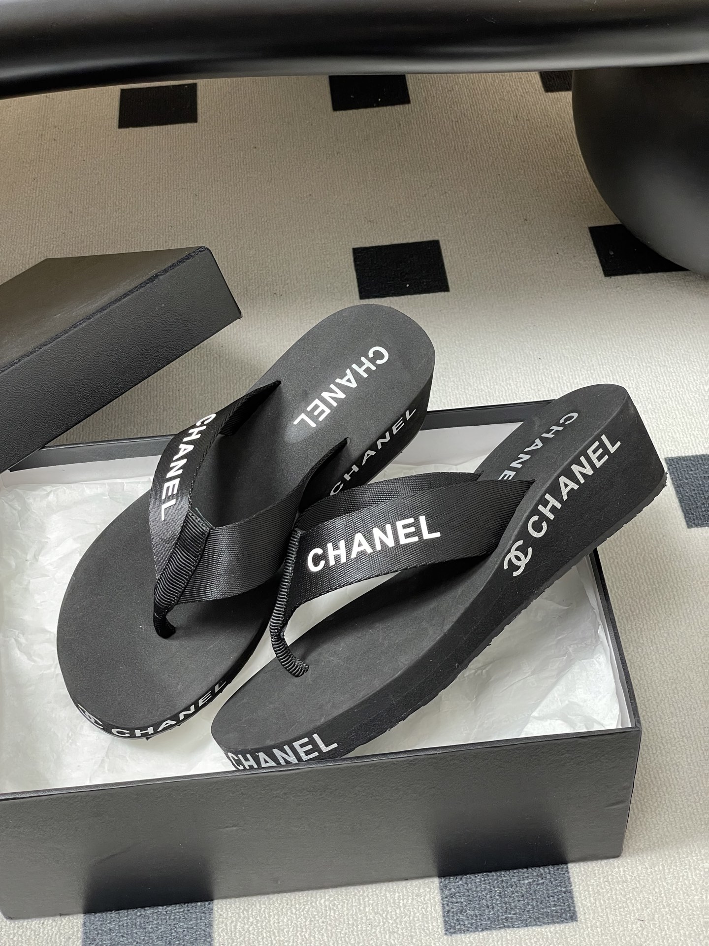 春夏新款Chanel小香夹脚人字拖鞋 经典字母双 C 涂鸦果冻沙滩鞋系列夏日总需要一双自带氛围感的拖鞋，