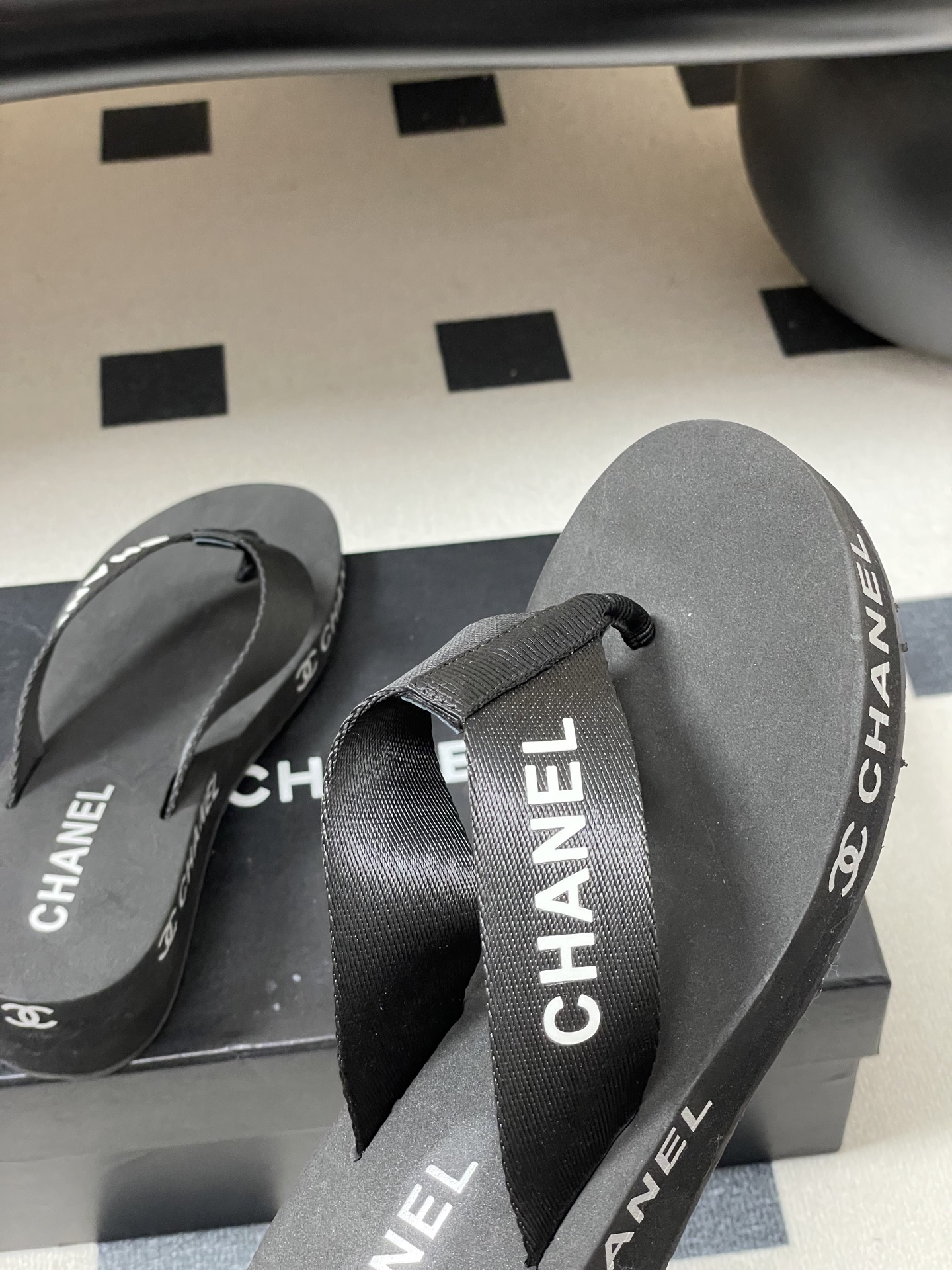 春夏新款Chanel小香夹脚人字拖鞋 经典字母双 C 涂鸦果冻沙滩鞋系列夏日总需要一双自带氛围感的拖鞋，