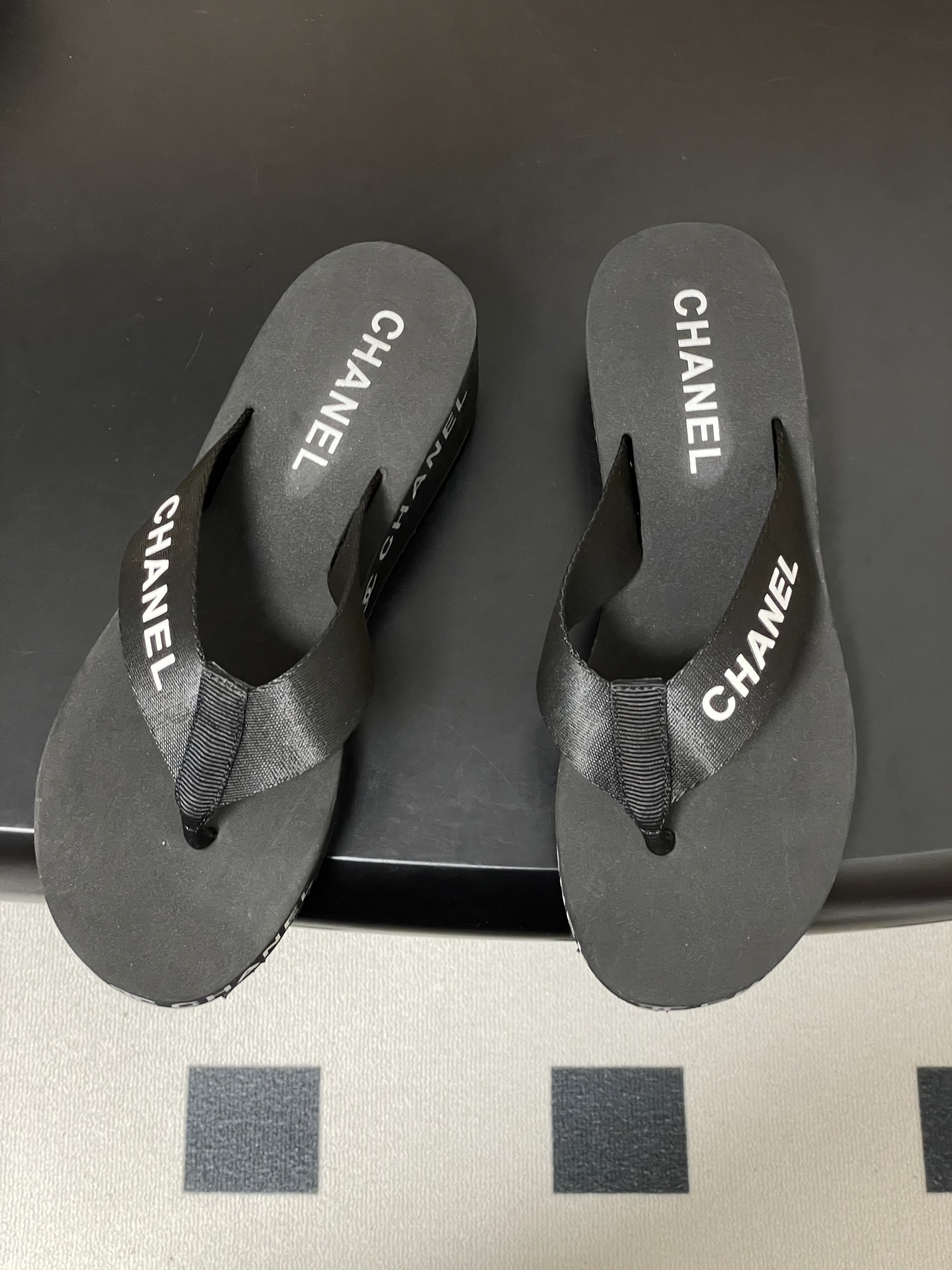 春夏新款Chanel小香夹脚人字拖鞋 经典字母双 C 涂鸦果冻沙滩鞋系列夏日总需要一双自带氛围感的拖鞋，