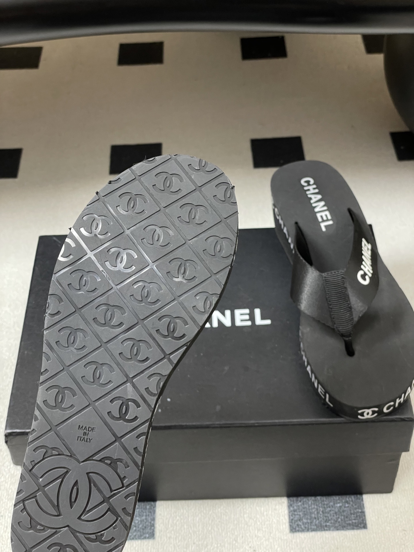 春夏新款Chanel小香夹脚人字拖鞋 经典字母双 C 涂鸦果冻沙滩鞋系列夏日总需要一双自带氛围感的拖鞋，