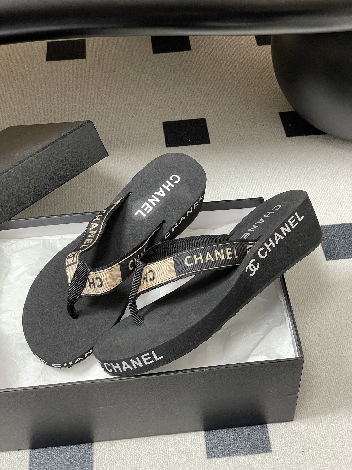 春夏新款Chanel小香夹脚人字拖鞋 经典字母双 C 涂鸦果冻沙滩鞋系列夏日总需要一双自带氛围感的拖鞋，