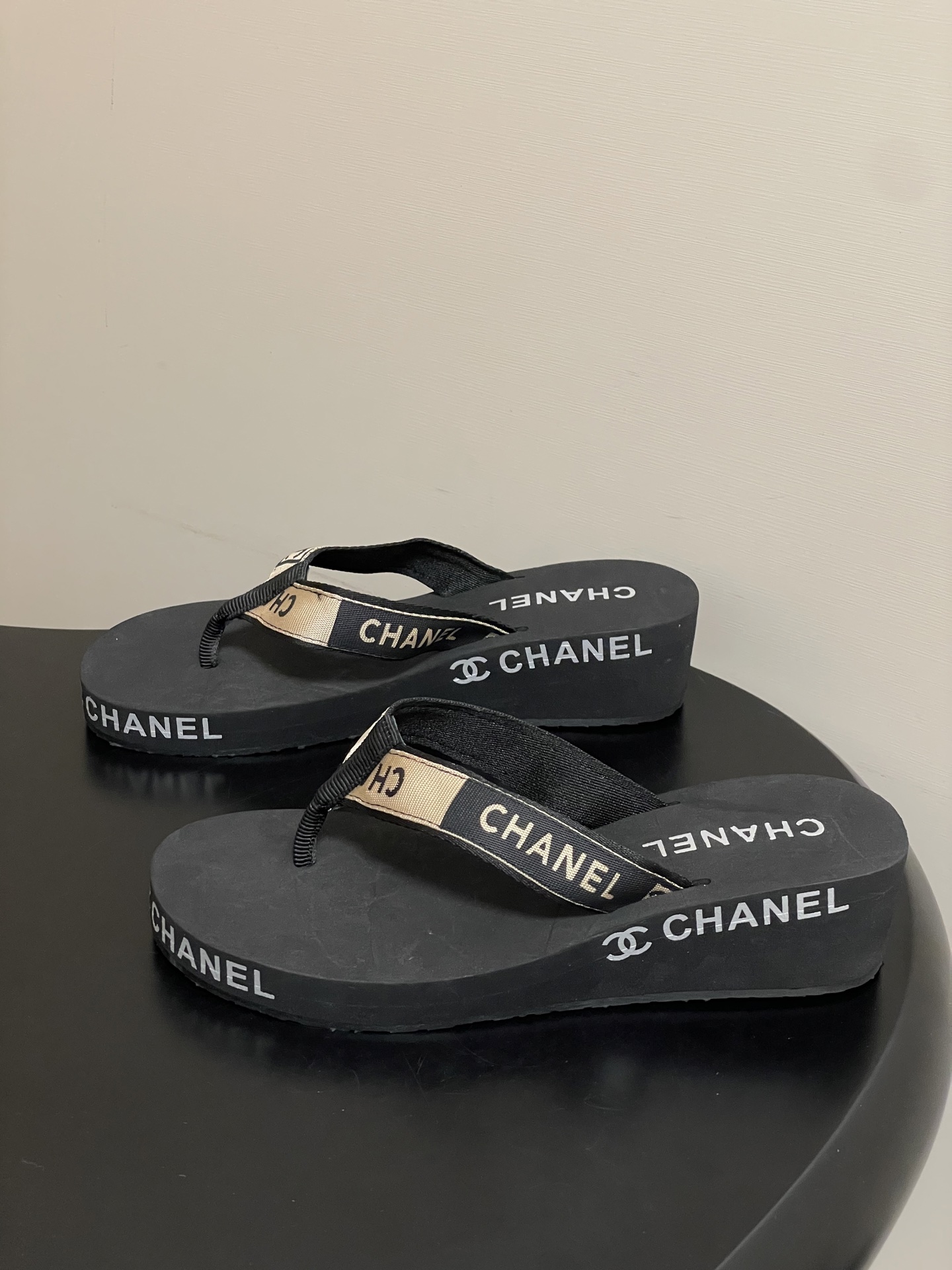 春夏新款Chanel小香夹脚人字拖鞋 经典字母双 C 涂鸦果冻沙滩鞋系列夏日总需要一双自带氛围感的拖鞋，