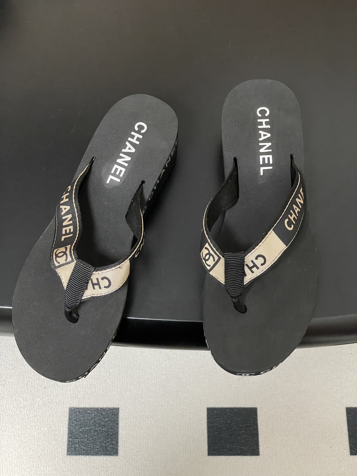 春夏新款Chanel小香夹脚人字拖鞋 经典字母双 C 涂鸦果冻沙滩鞋系列夏日总需要一双自带氛围感的拖鞋，