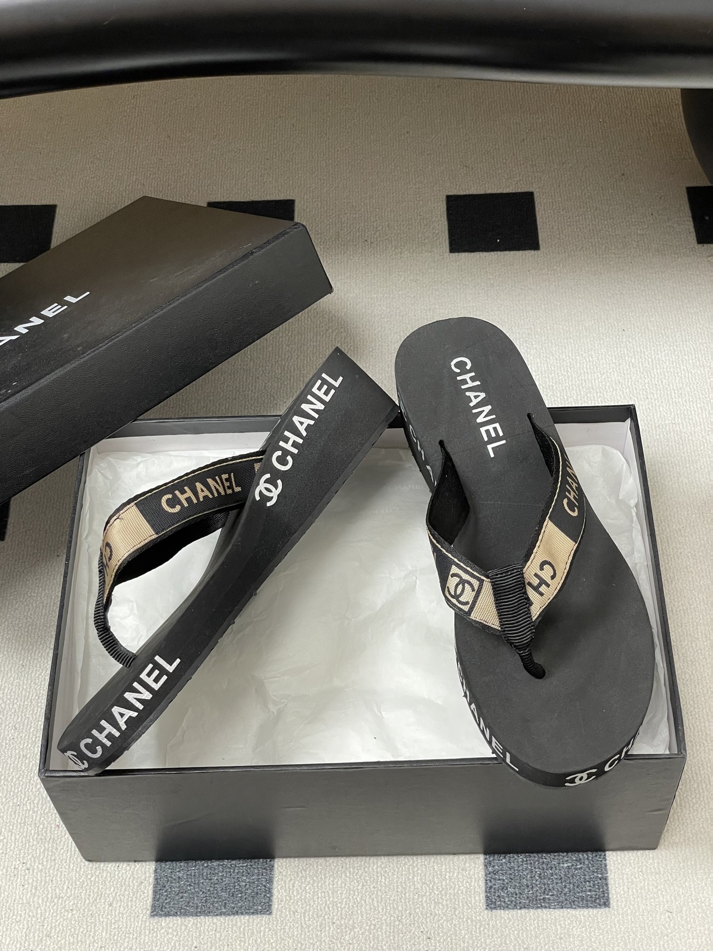 春夏新款Chanel小香夹脚人字拖鞋 经典字母双 C 涂鸦果冻沙滩鞋系列夏日总需要一双自带氛围感的拖鞋，