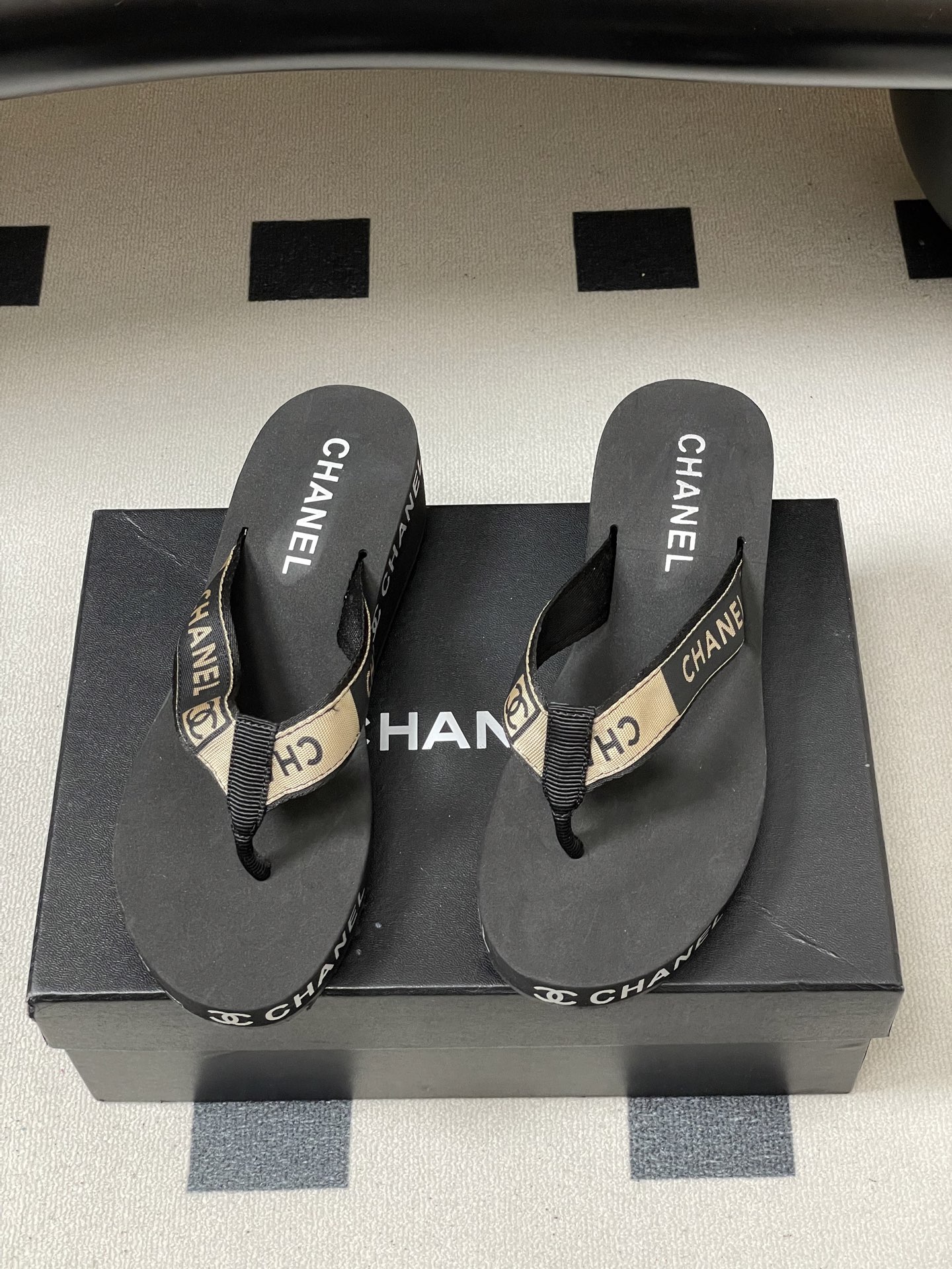 春夏新款Chanel小香夹脚人字拖鞋 经典字母双 C 涂鸦果冻沙滩鞋系列夏日总需要一双自带氛围感的拖鞋，