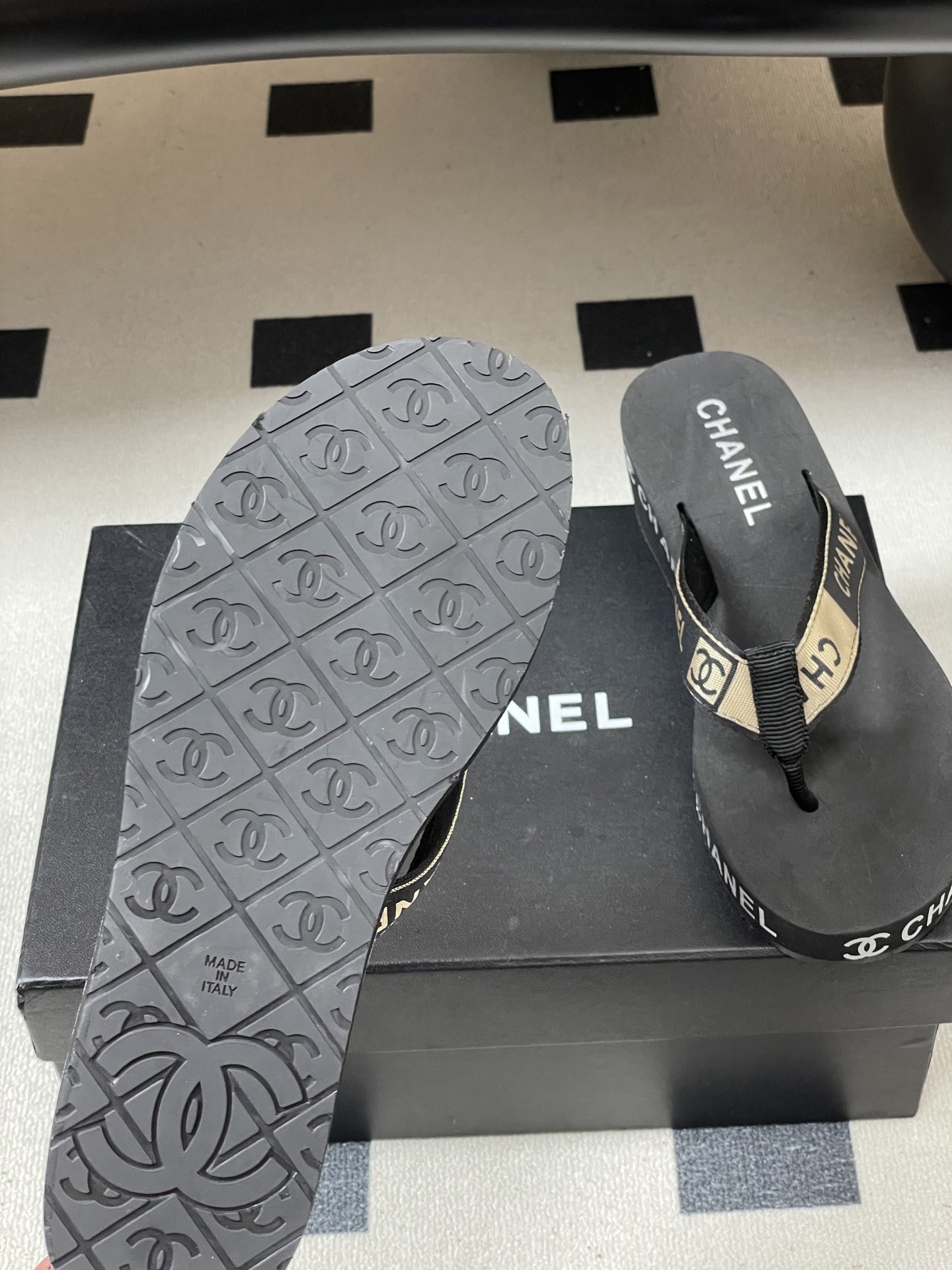 春夏新款Chanel小香夹脚人字拖鞋 经典字母双 C 涂鸦果冻沙滩鞋系列夏日总需要一双自带氛围感的拖鞋，